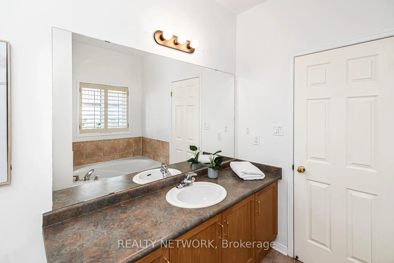 Photo 31 of 102 Moore Crescent, Hamilton, Ancaster — HOMEH