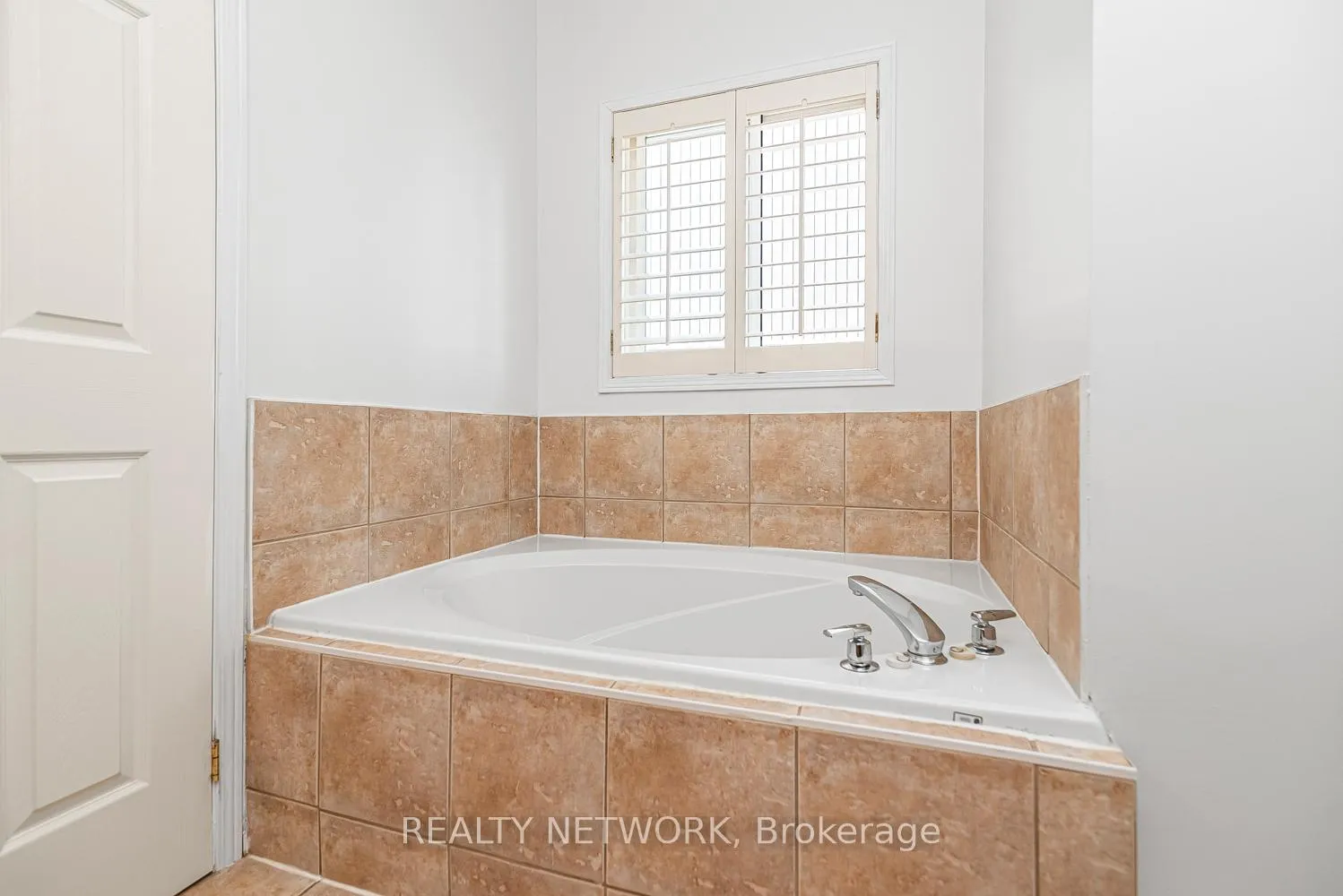 Photo 32 of 102 Moore Crescent, Hamilton, Ancaster — HOMEH