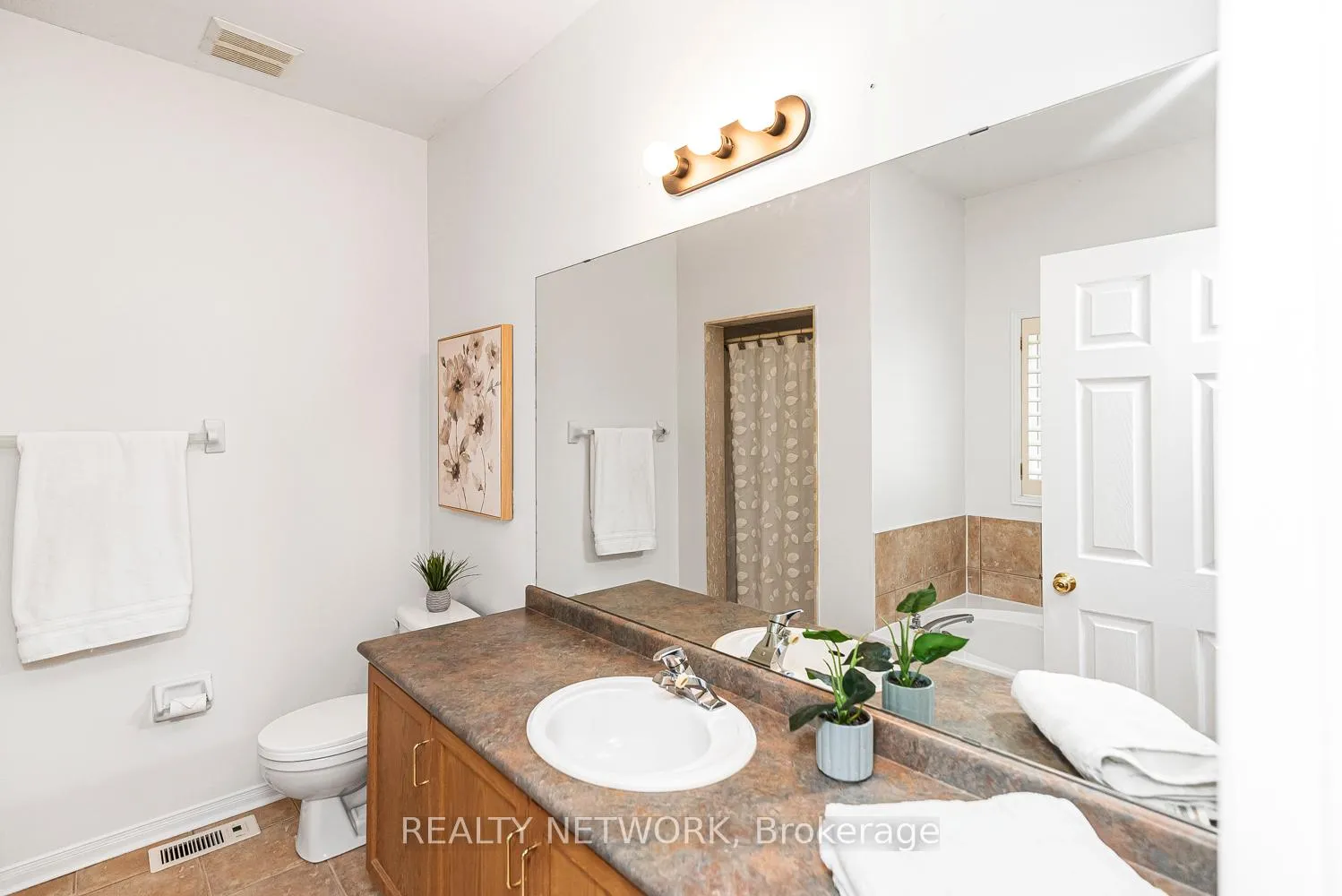 Photo 33 of 102 Moore Crescent, Hamilton, Ancaster — HOMEH