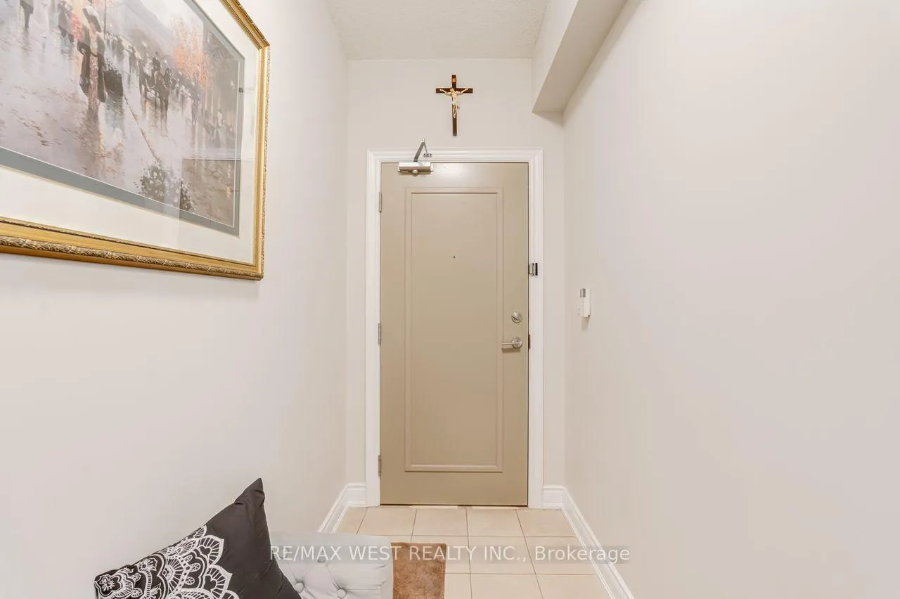Photo 9 of Unit 230, 2396 Major MacKenzie Drive W, Vaughan, Maple — HOMEH