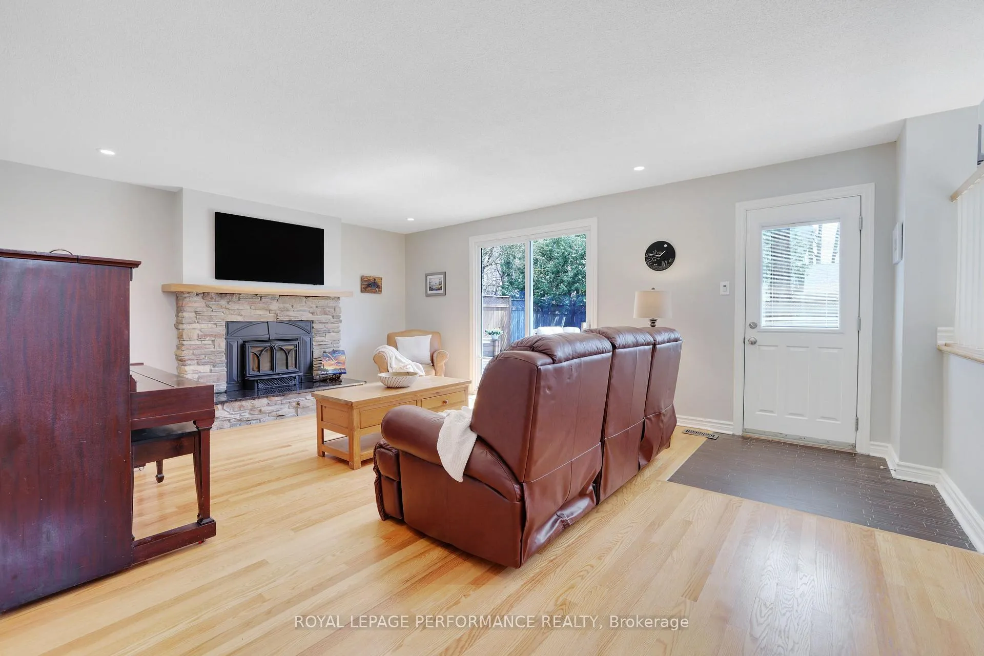 Photo 5 of 21 Oakhurst Crescent, Ottawa, Blackburn Hamlet — HOMEH