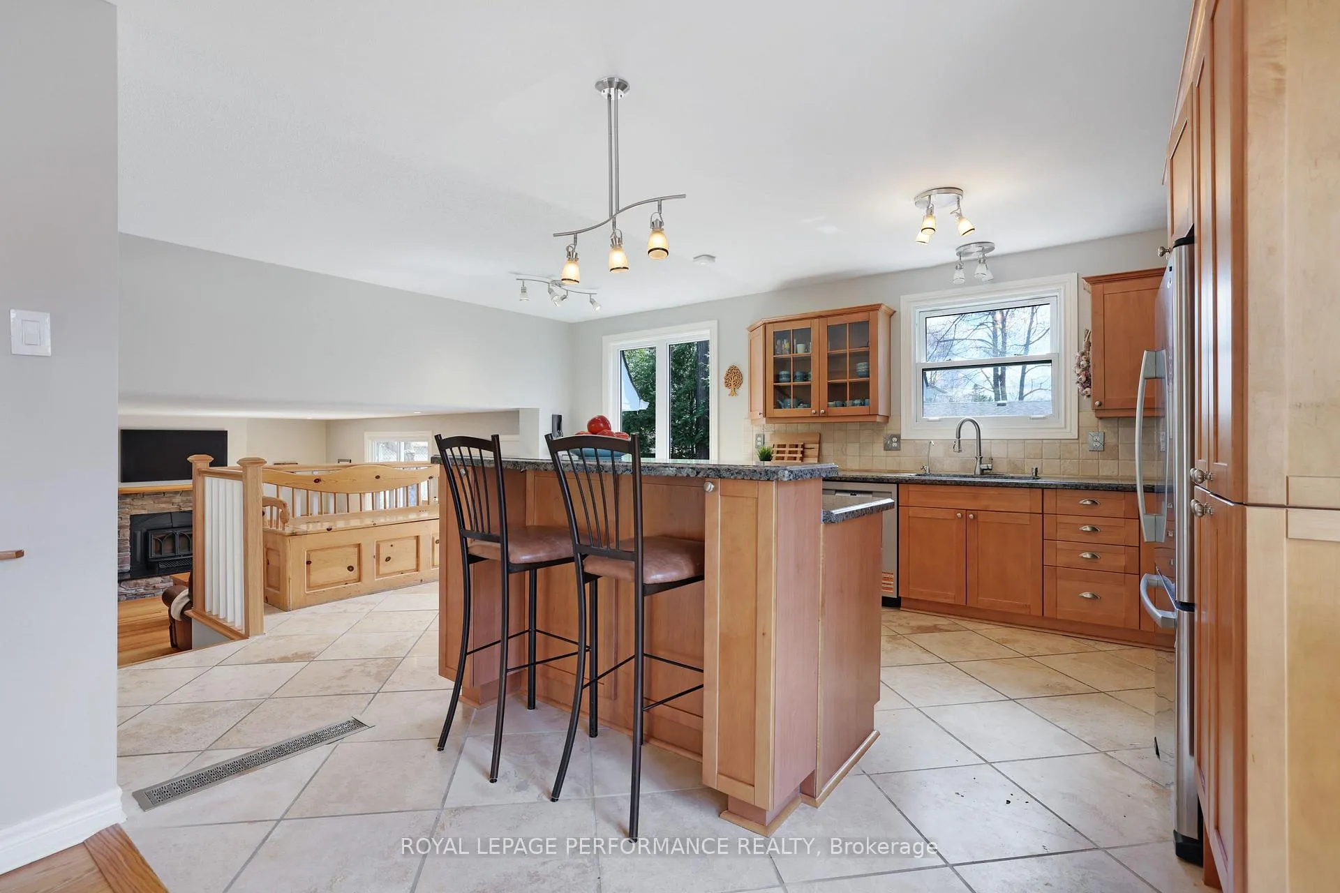 Photo 11 of 21 Oakhurst Crescent, Ottawa, Blackburn Hamlet — HOMEH