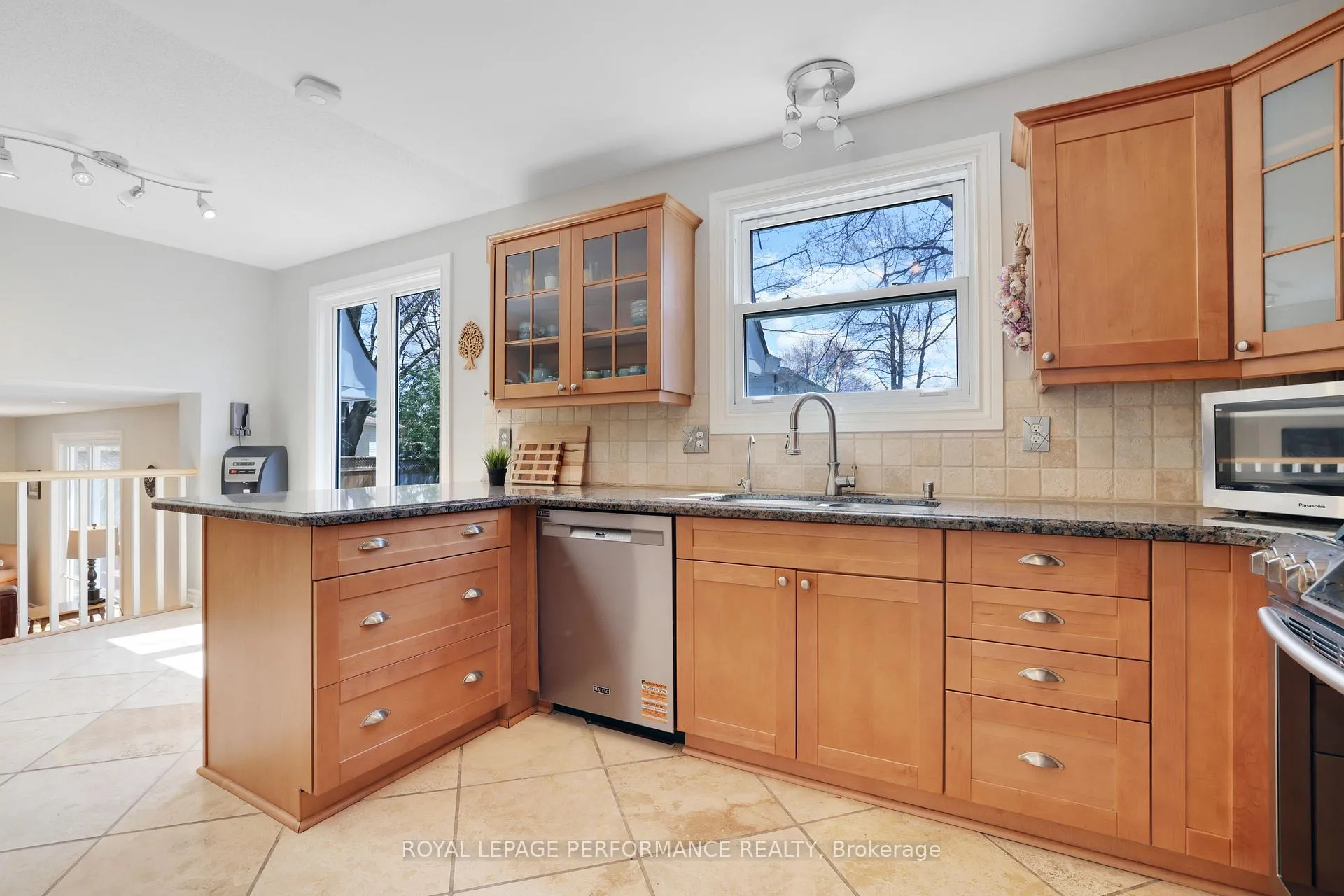 Photo 12 of 21 Oakhurst Crescent, Ottawa, Blackburn Hamlet — HOMEH
