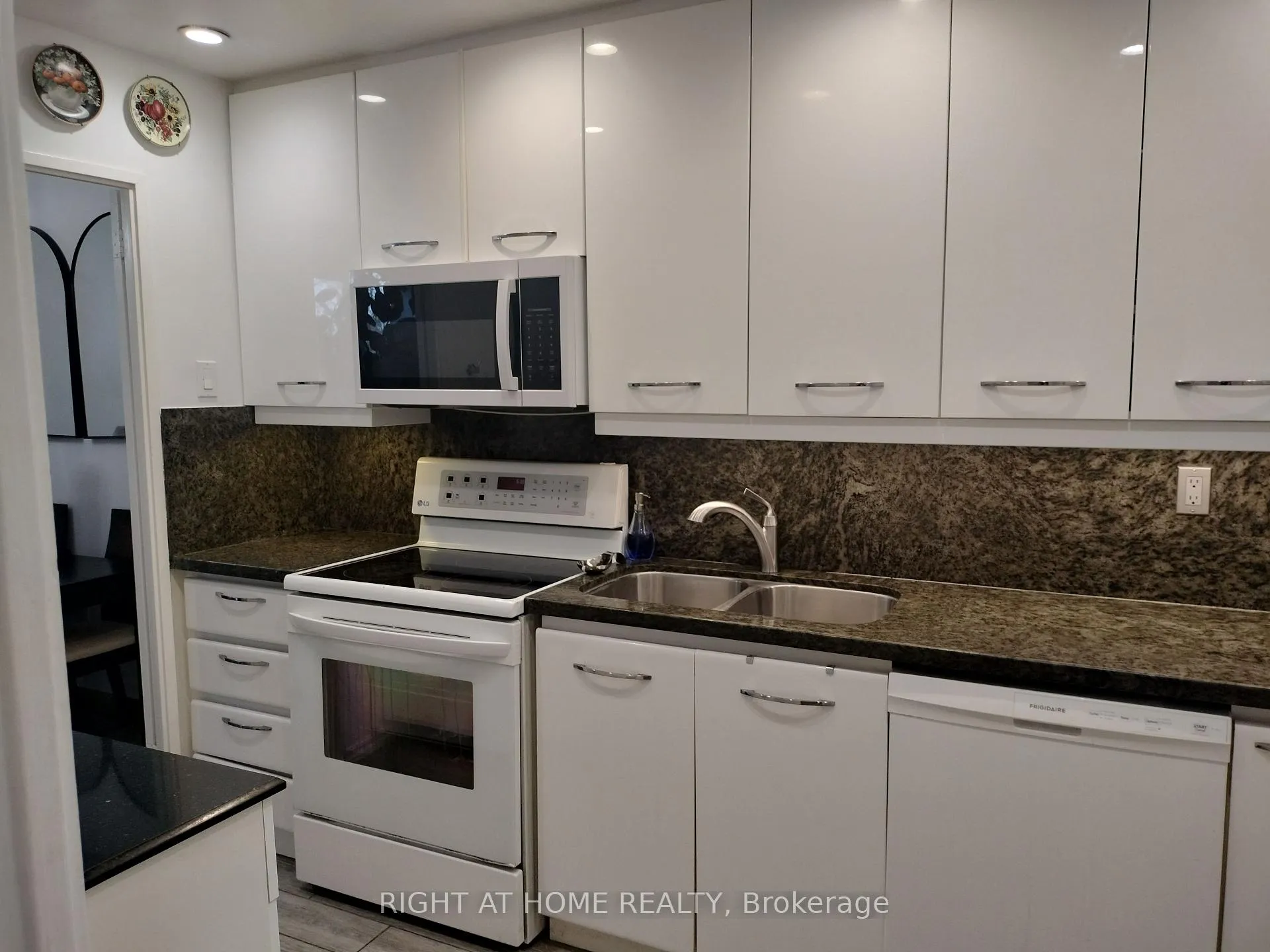 Photo 5 of Unit 367, 16B Elgin Street, Markham, Thornhill — HOMEH