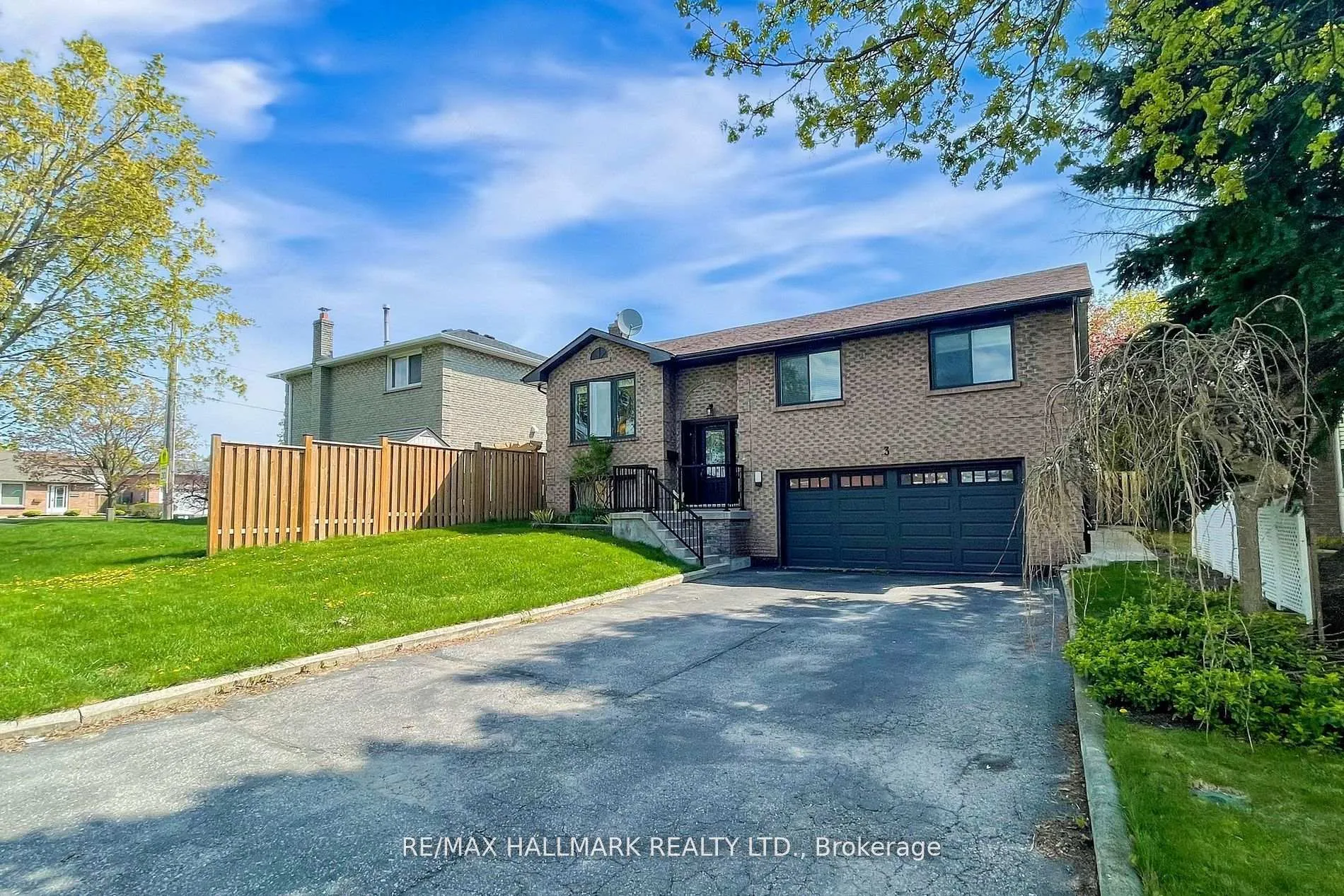 Photo 2 of 3 Cherry Blossom Crescent, Clarington, Courtice — HOMEH