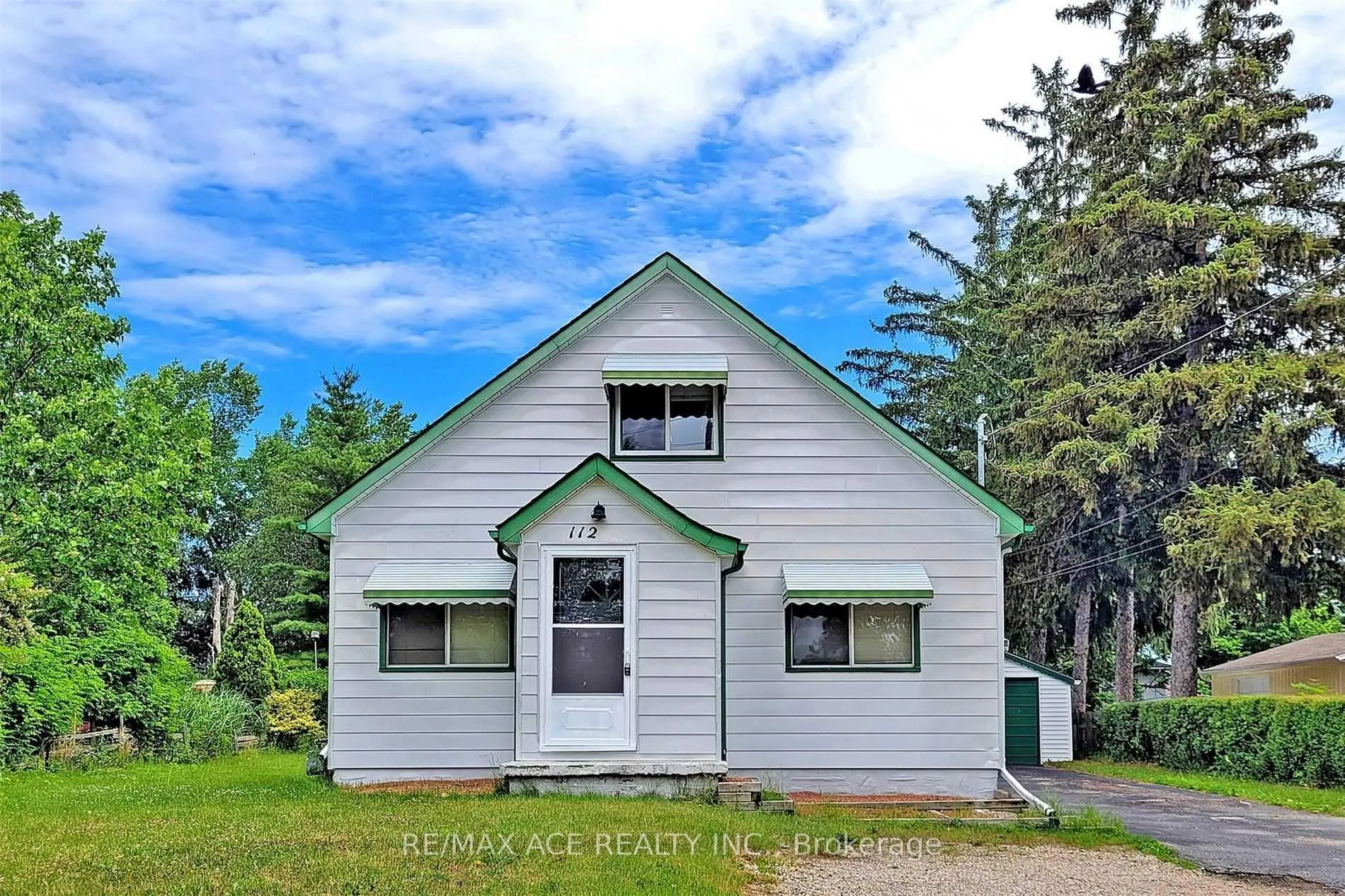 Front of 112 Bridge Street W