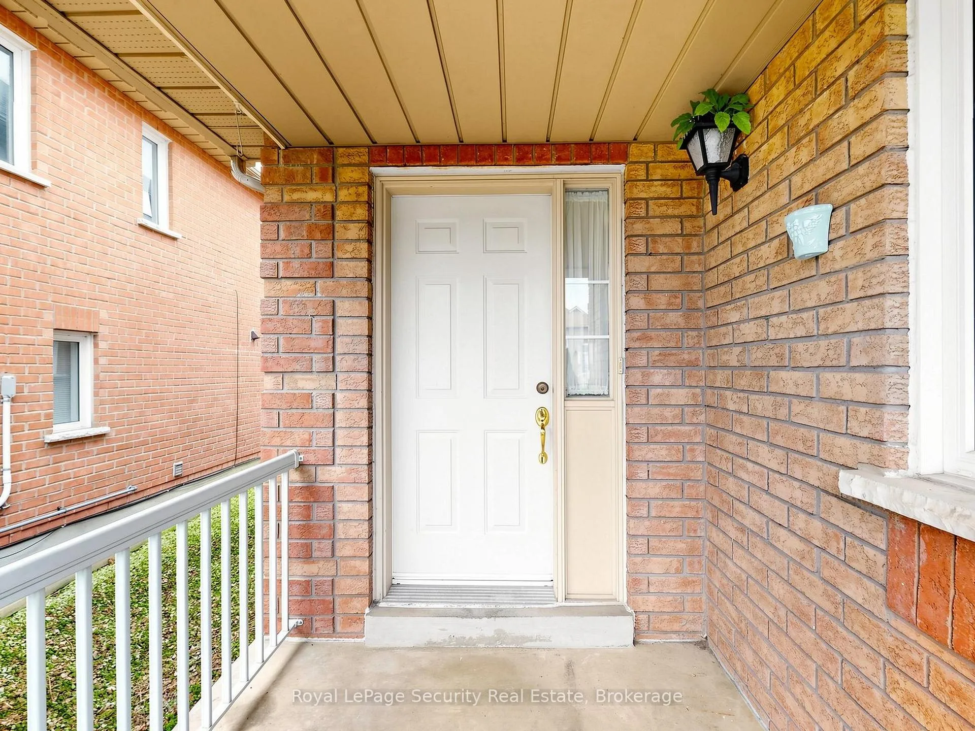 Photo 3 of 21 Fallstar Crescent, Brampton, Fletcher's Meadow — HOMEH