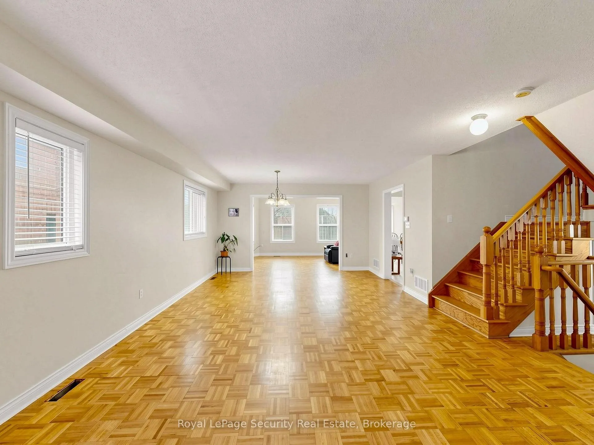 Photo 4 of 21 Fallstar Crescent, Brampton, Fletcher's Meadow — HOMEH