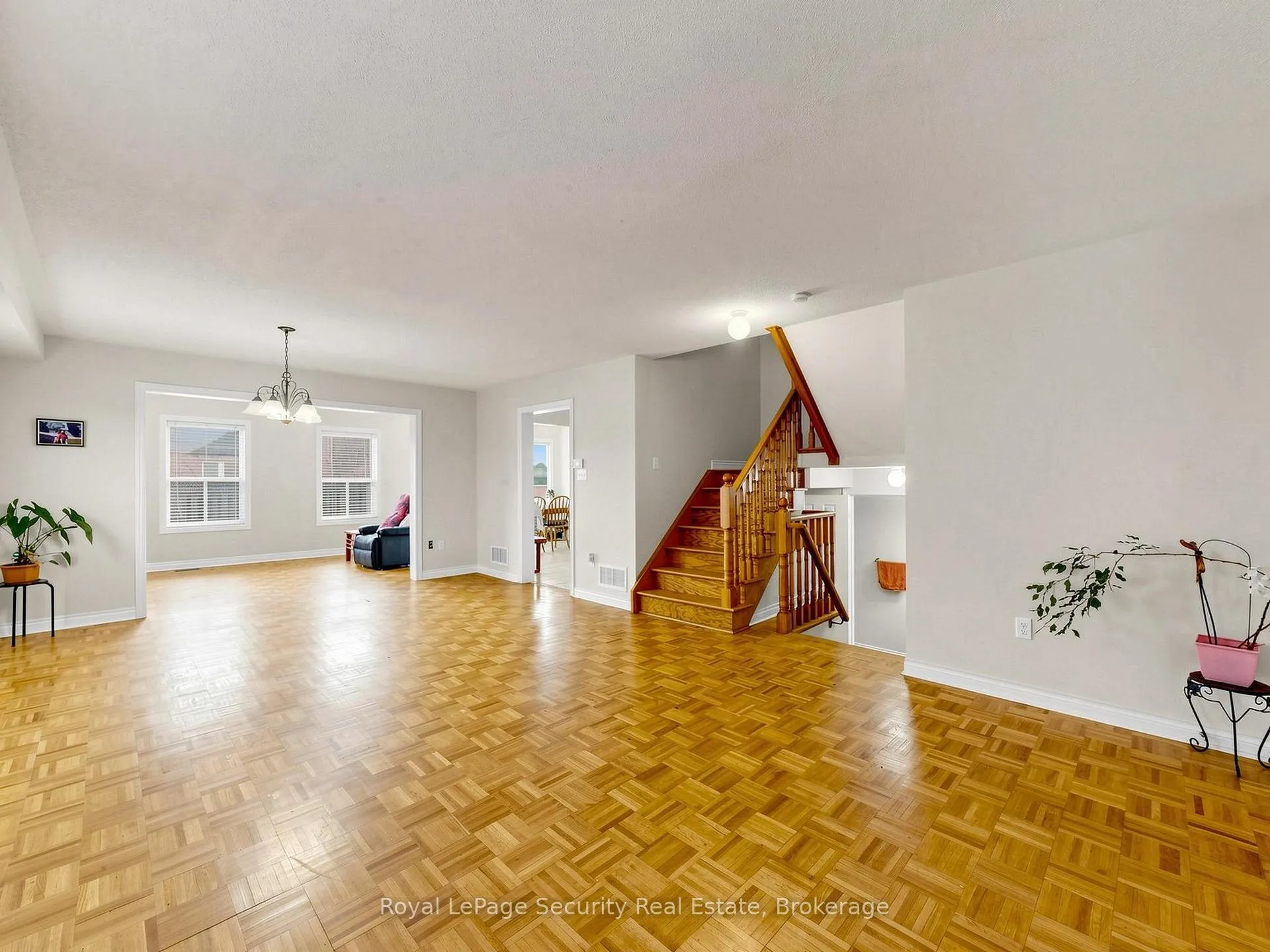 Photo 5 of 21 Fallstar Crescent, Brampton, Fletcher's Meadow — HOMEH