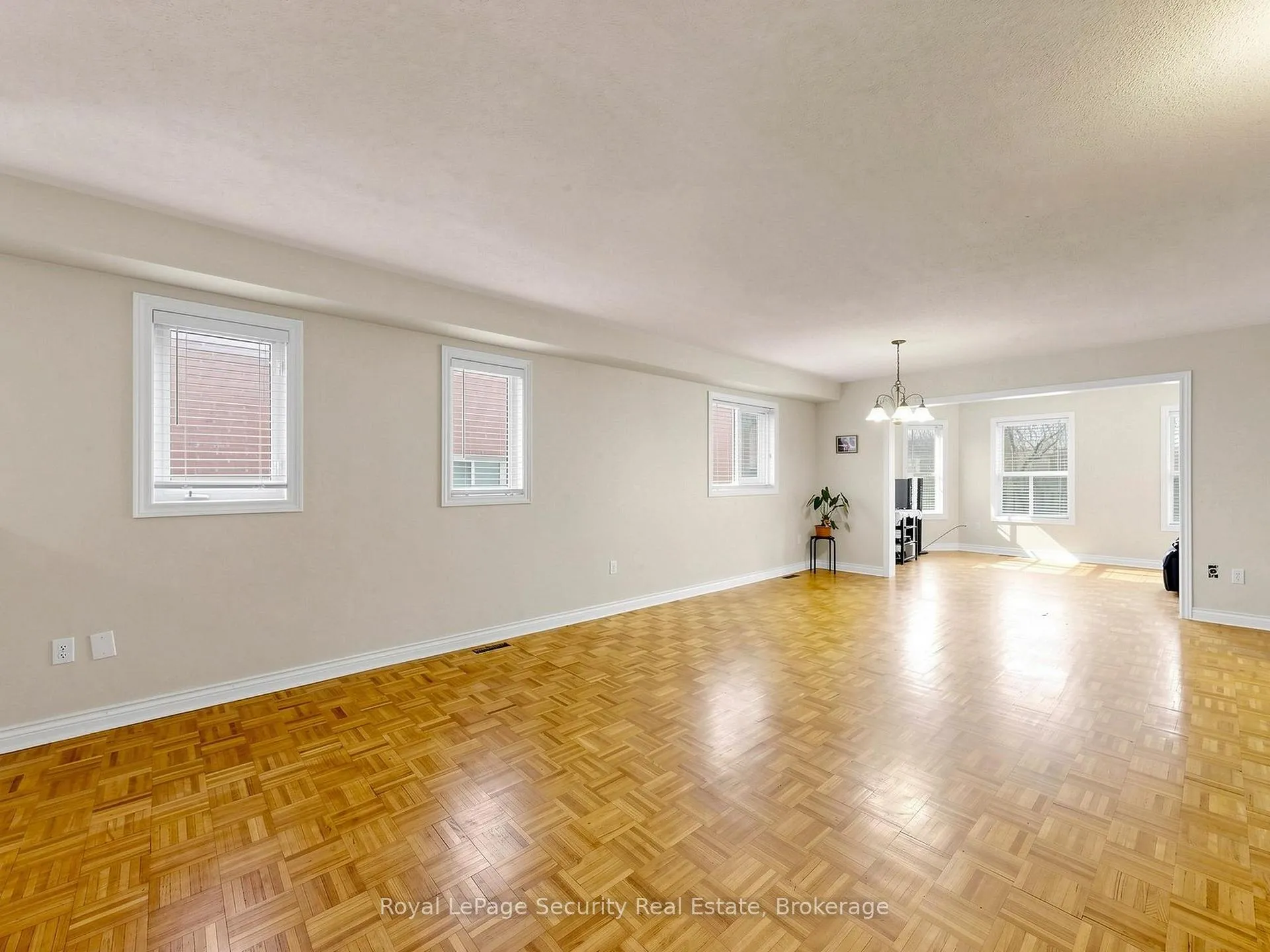 Photo 6 of 21 Fallstar Crescent, Brampton, Fletcher's Meadow — HOMEH