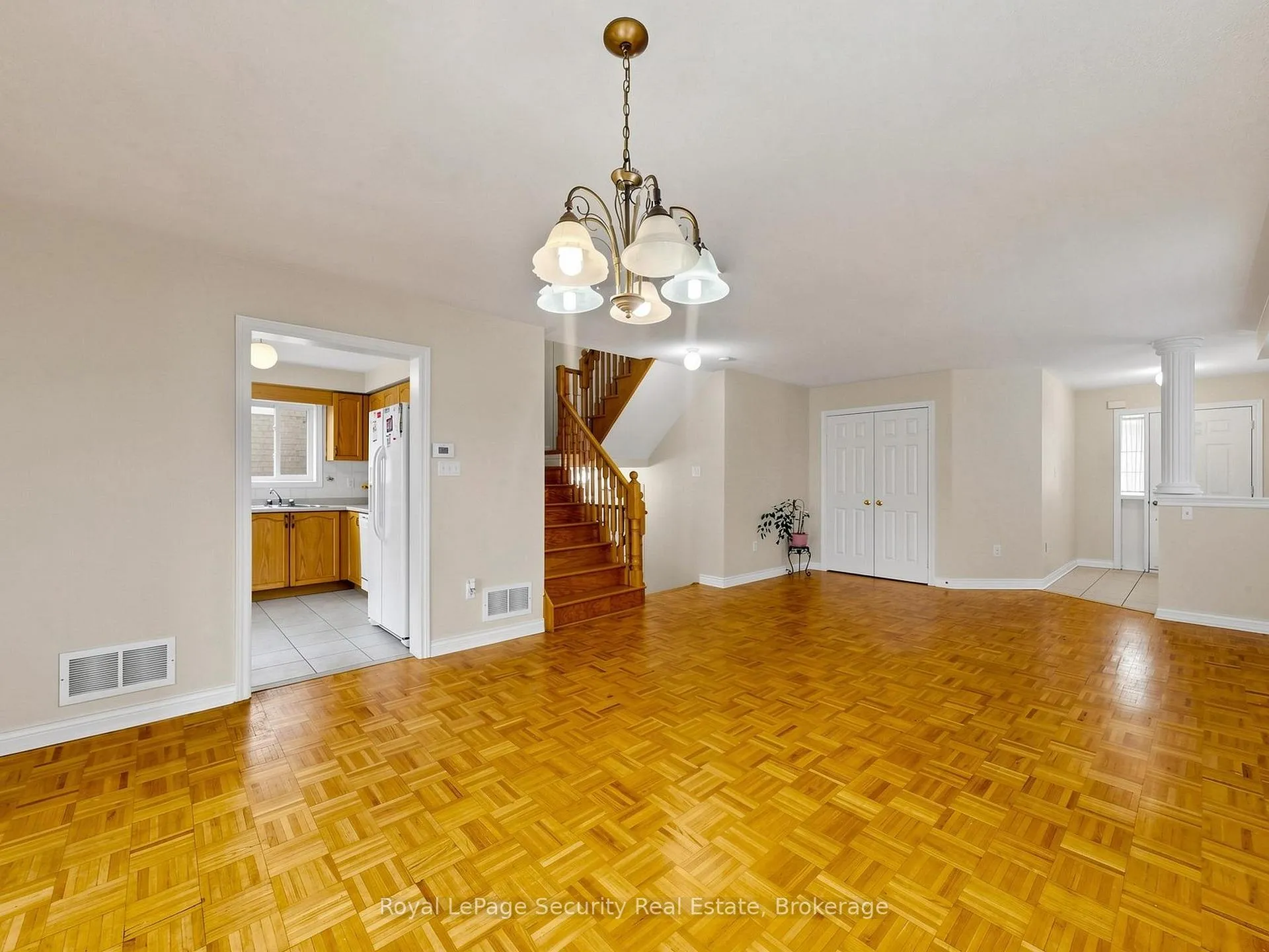 Photo 7 of 21 Fallstar Crescent, Brampton, Fletcher's Meadow — HOMEH