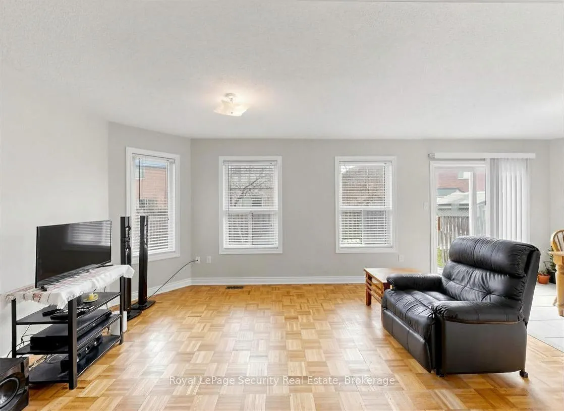 Photo 8 of 21 Fallstar Crescent, Brampton, Fletcher's Meadow — HOMEH
