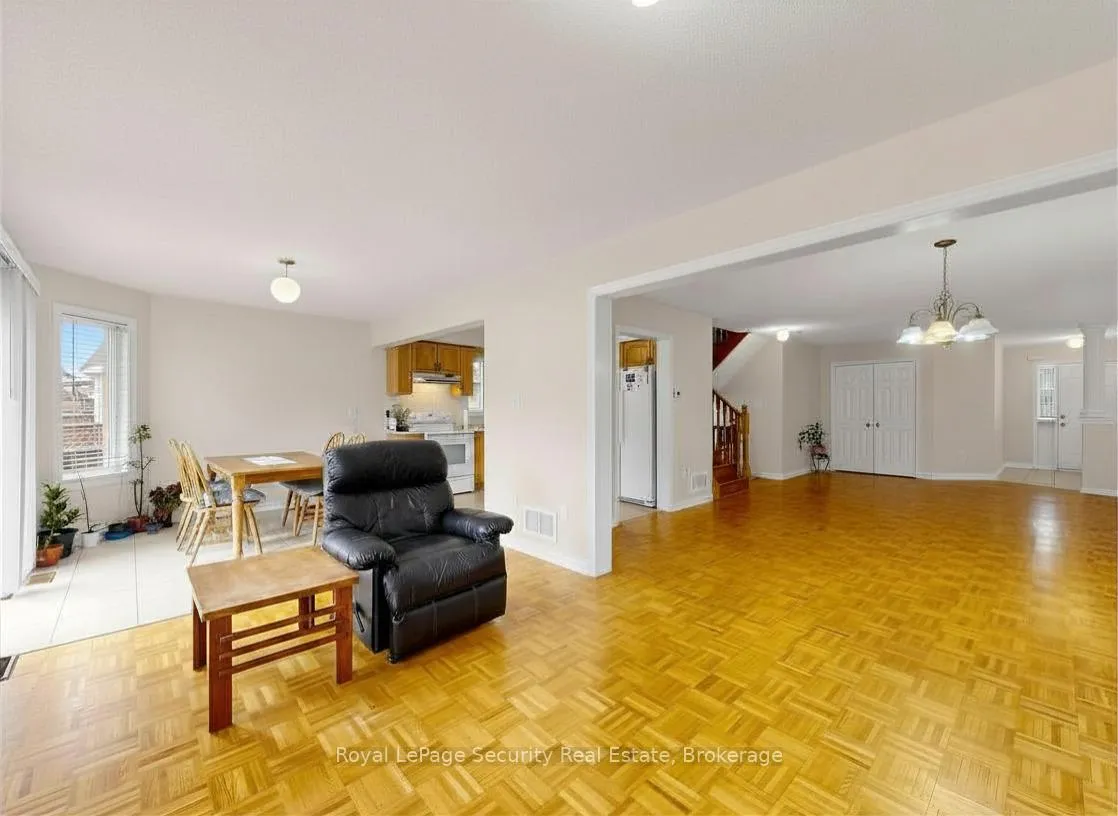 Photo 9 of 21 Fallstar Crescent, Brampton, Fletcher's Meadow — HOMEH