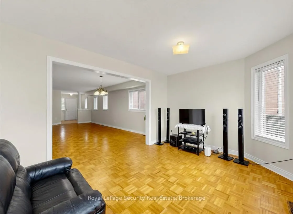 Photo 10 of 21 Fallstar Crescent, Brampton, Fletcher's Meadow — HOMEH