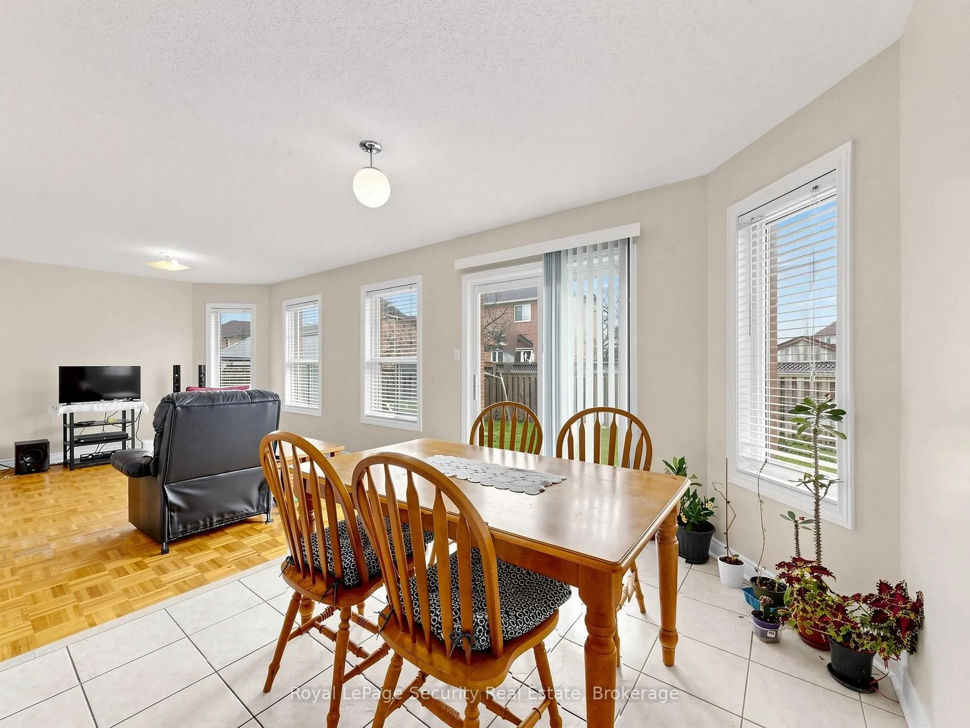 Photo 11 of 21 Fallstar Crescent, Brampton, Fletcher's Meadow — HOMEH