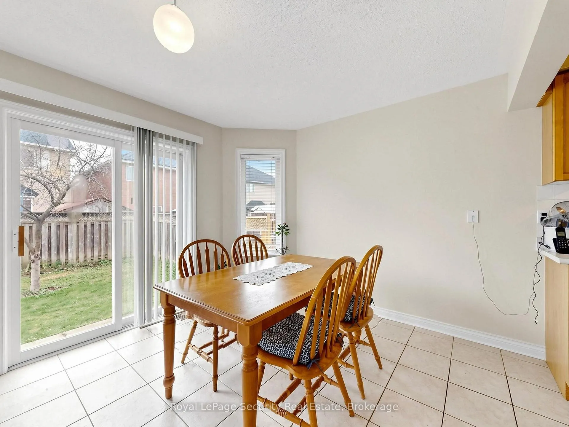 Photo 12 of 21 Fallstar Crescent, Brampton, Fletcher's Meadow — HOMEH