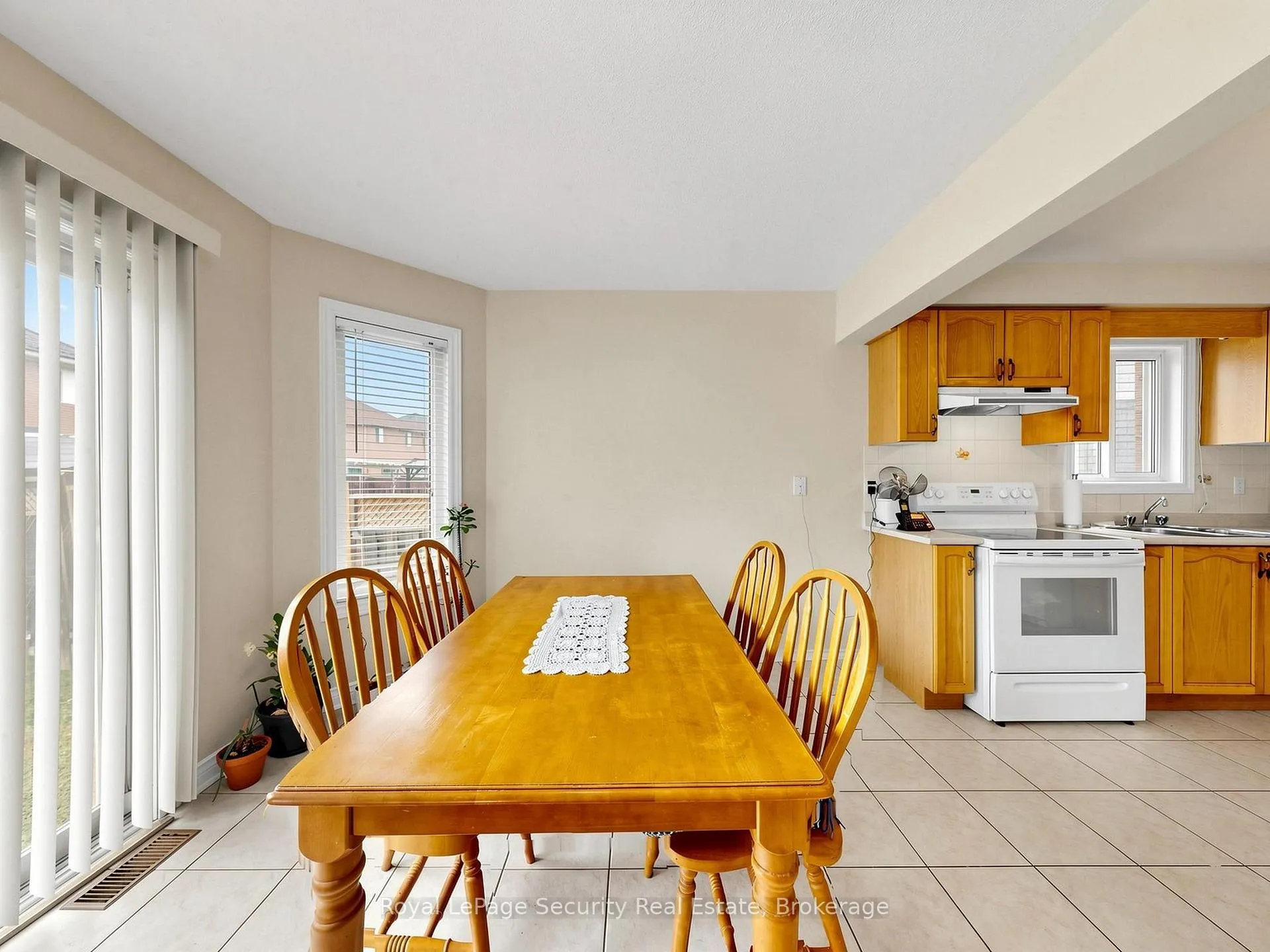 Photo 13 of 21 Fallstar Crescent, Brampton, Fletcher's Meadow — HOMEH