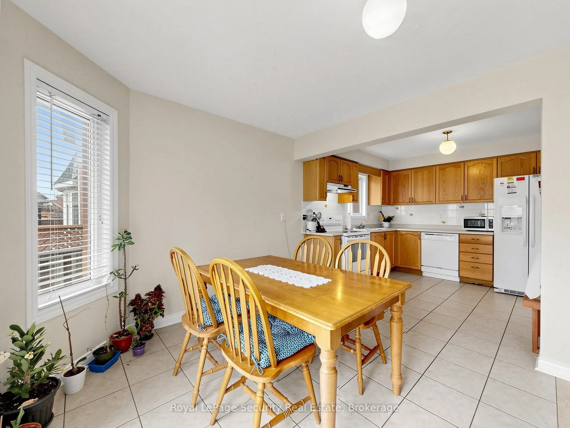 Photo 14 of 21 Fallstar Crescent, Brampton, Fletcher's Meadow — HOMEH