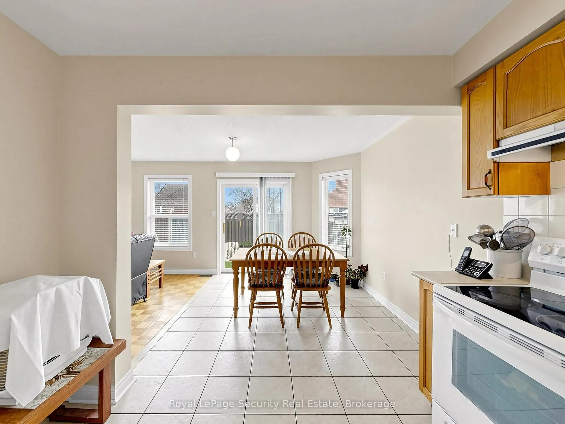 Photo 15 of 21 Fallstar Crescent, Brampton, Fletcher's Meadow — HOMEH