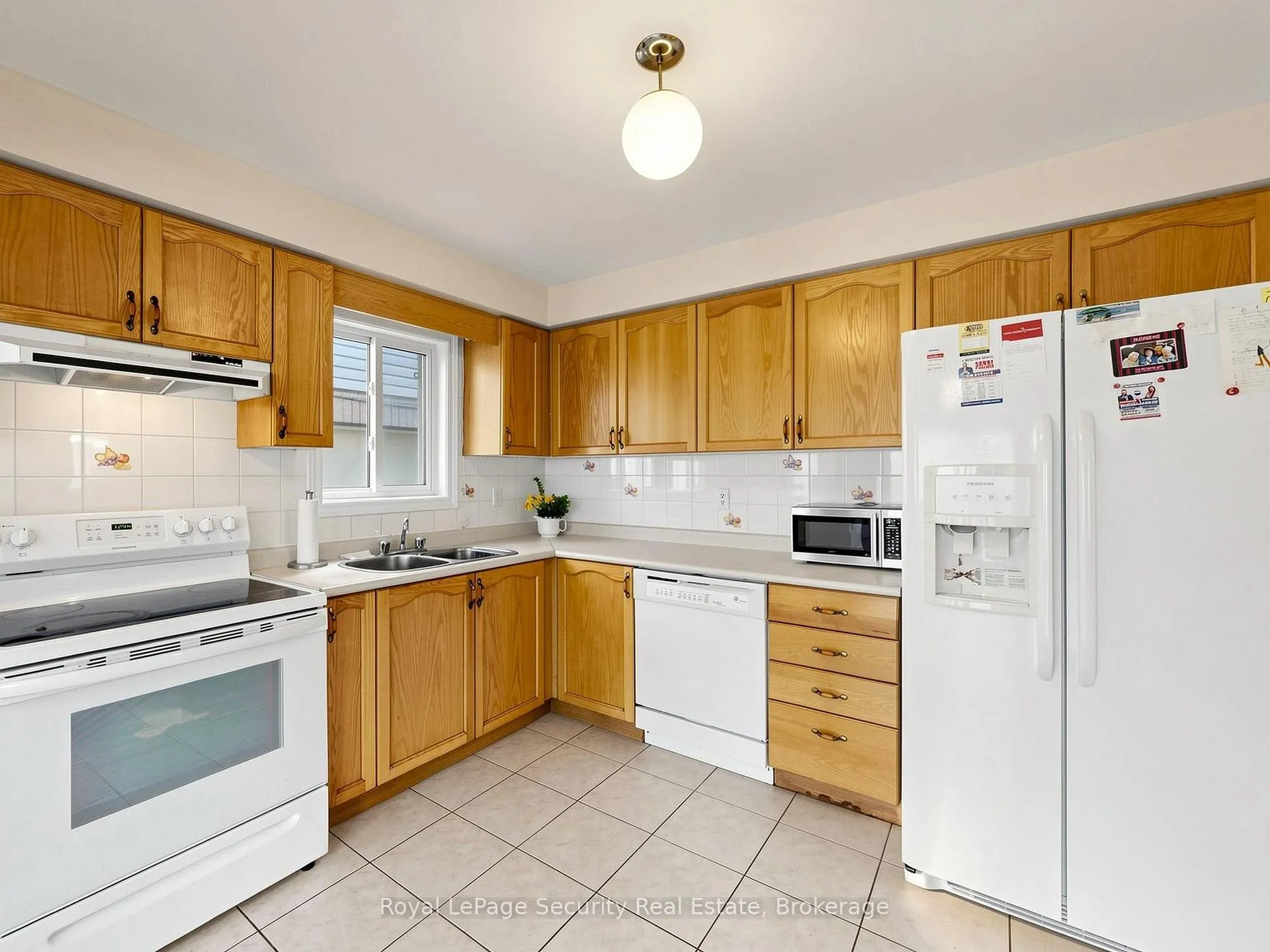 Photo 16 of 21 Fallstar Crescent, Brampton, Fletcher's Meadow — HOMEH