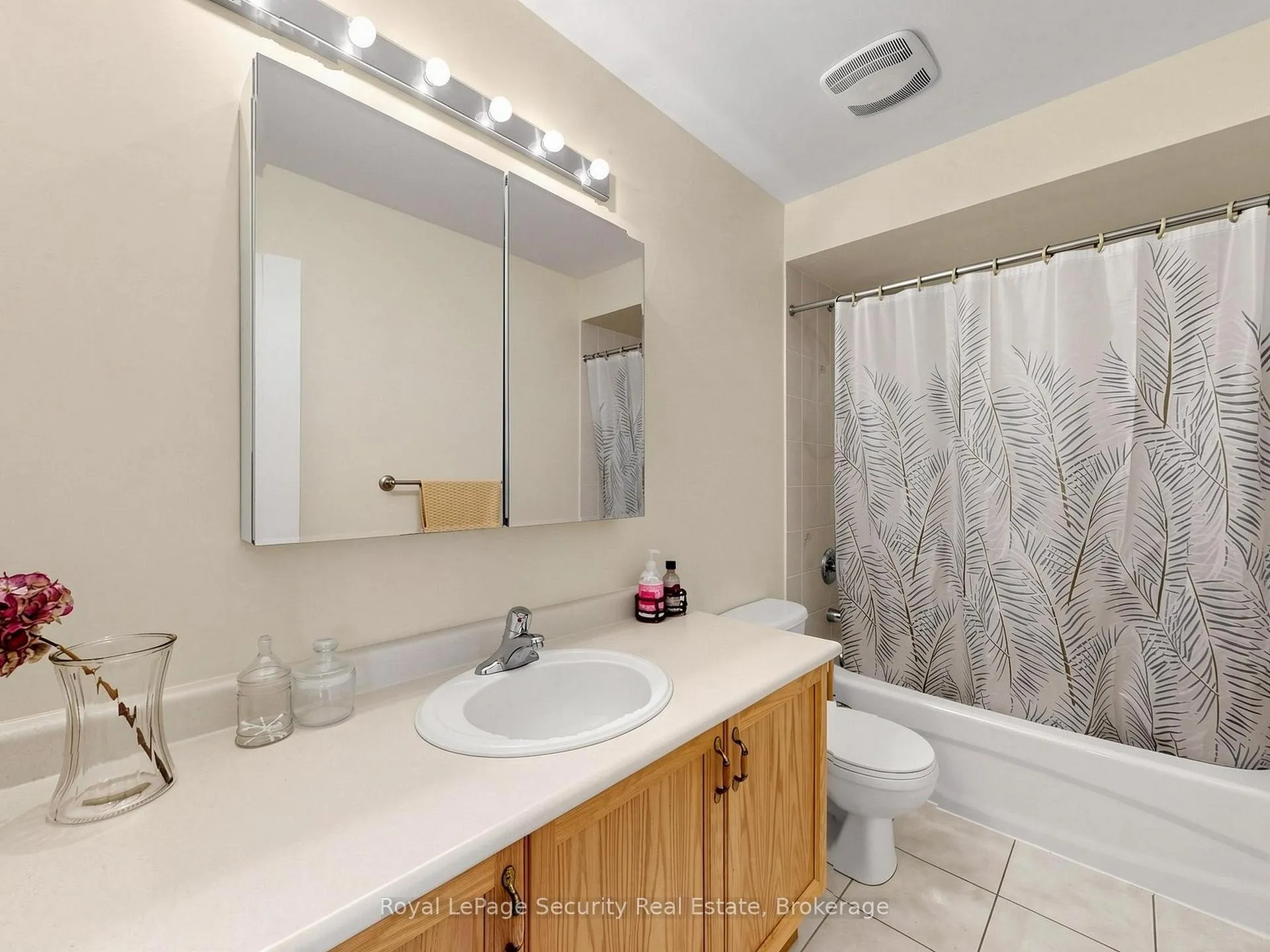 Photo 33 of 21 Fallstar Crescent, Brampton, Fletcher's Meadow — HOMEH