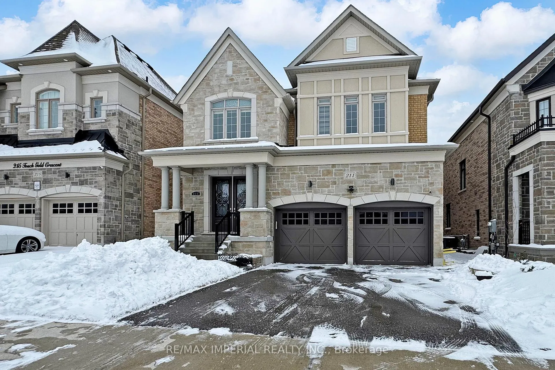 Front of 211 Touch Gold Crescent
