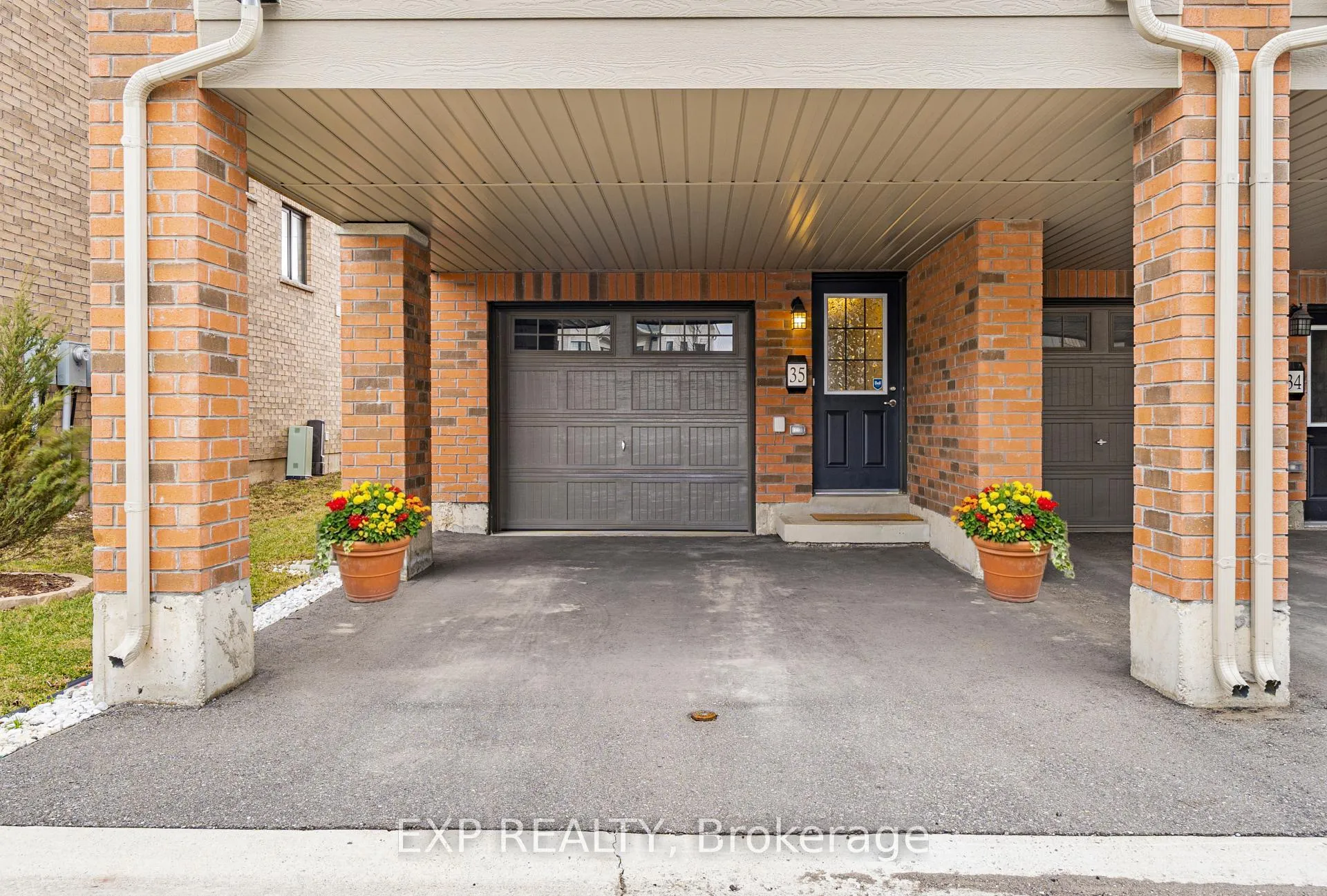 Photo 5 of Unit 35, 8317 Mulberry Drive, Niagara Falls, Brown — HOMEH