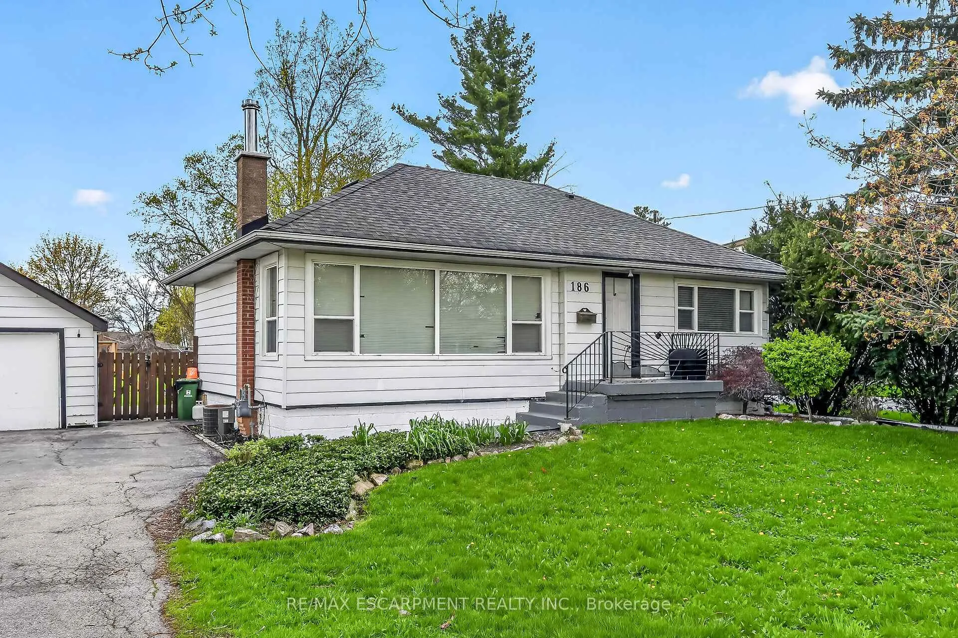 Photo 2 of 186 Seneca Avenue, Hamilton, Rural Glanbrook — HOMEH