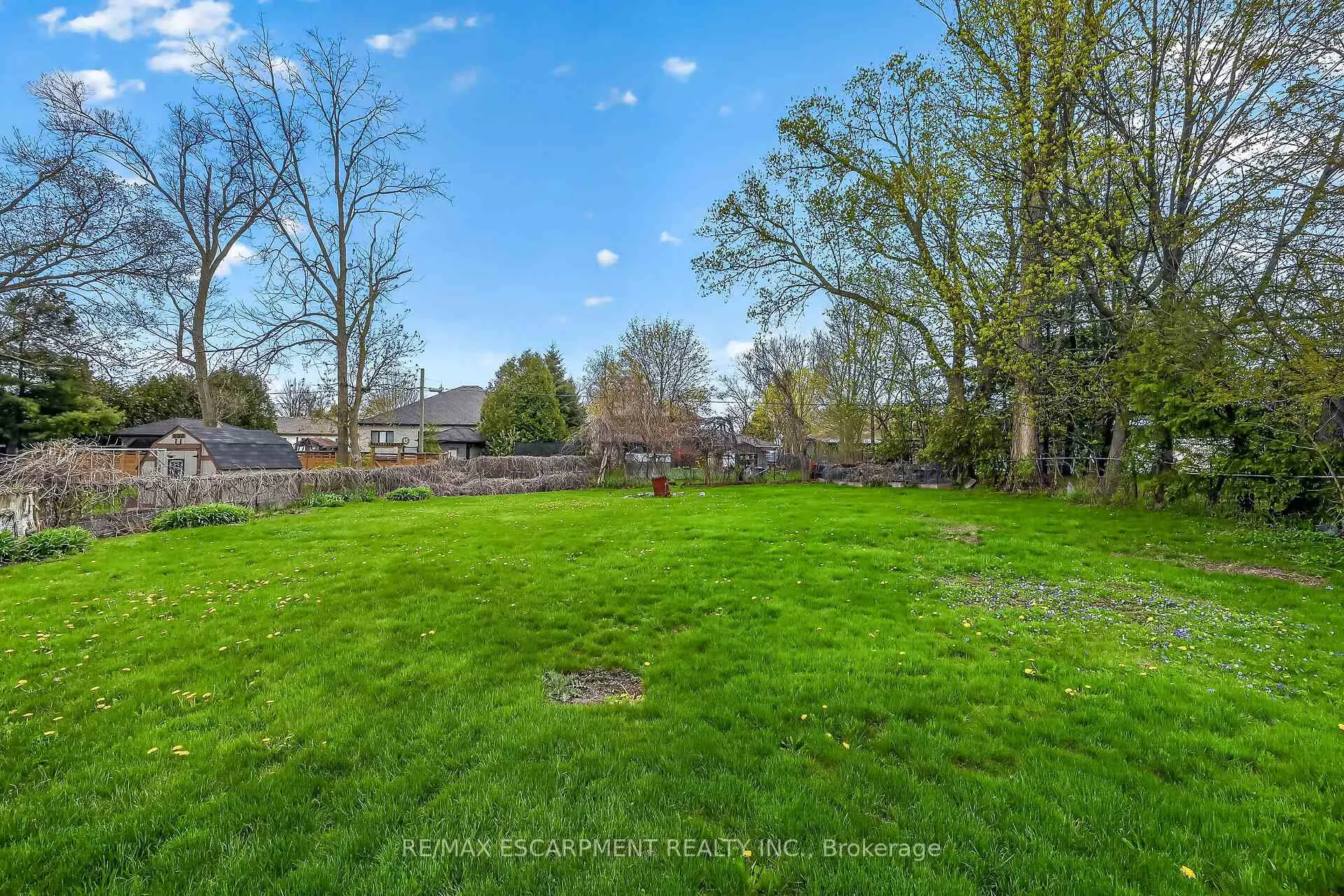 Photo 3 of 186 Seneca Avenue, Hamilton, Rural Glanbrook — HOMEH