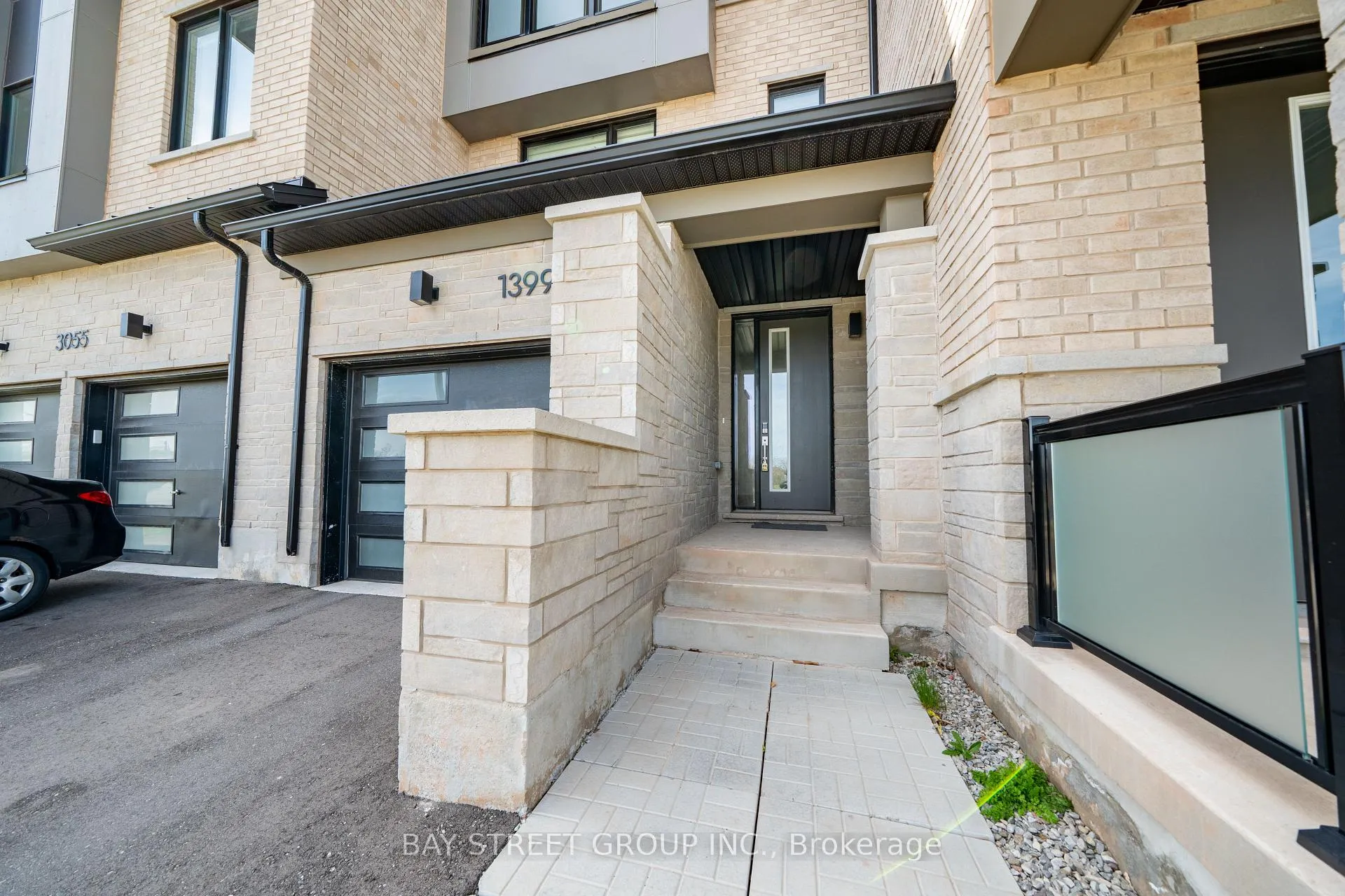 Photo 5 of 1399 Shevchenko Boulevard, Oakville, Northwest — HOMEH