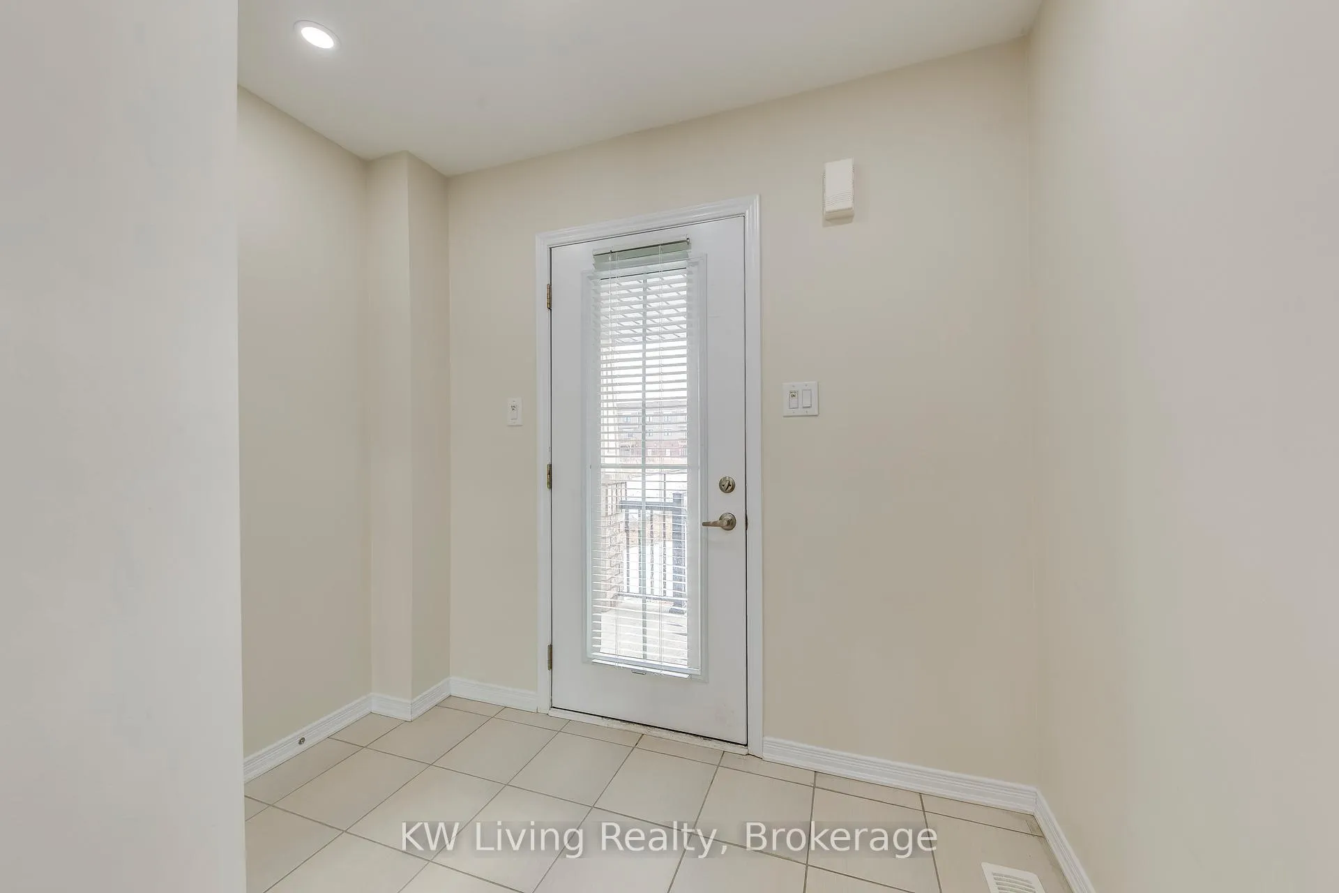 Photo 2 of Unit Upper, 17 Allcroft Court, Hamilton, Stoney Creek Mountain — HOMEH