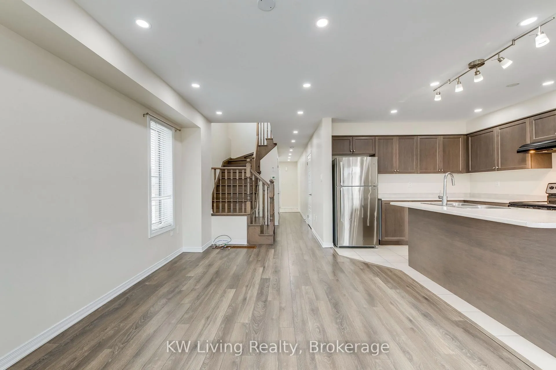 Photo 3 of Unit Upper, 17 Allcroft Court, Hamilton, Stoney Creek Mountain — HOMEH