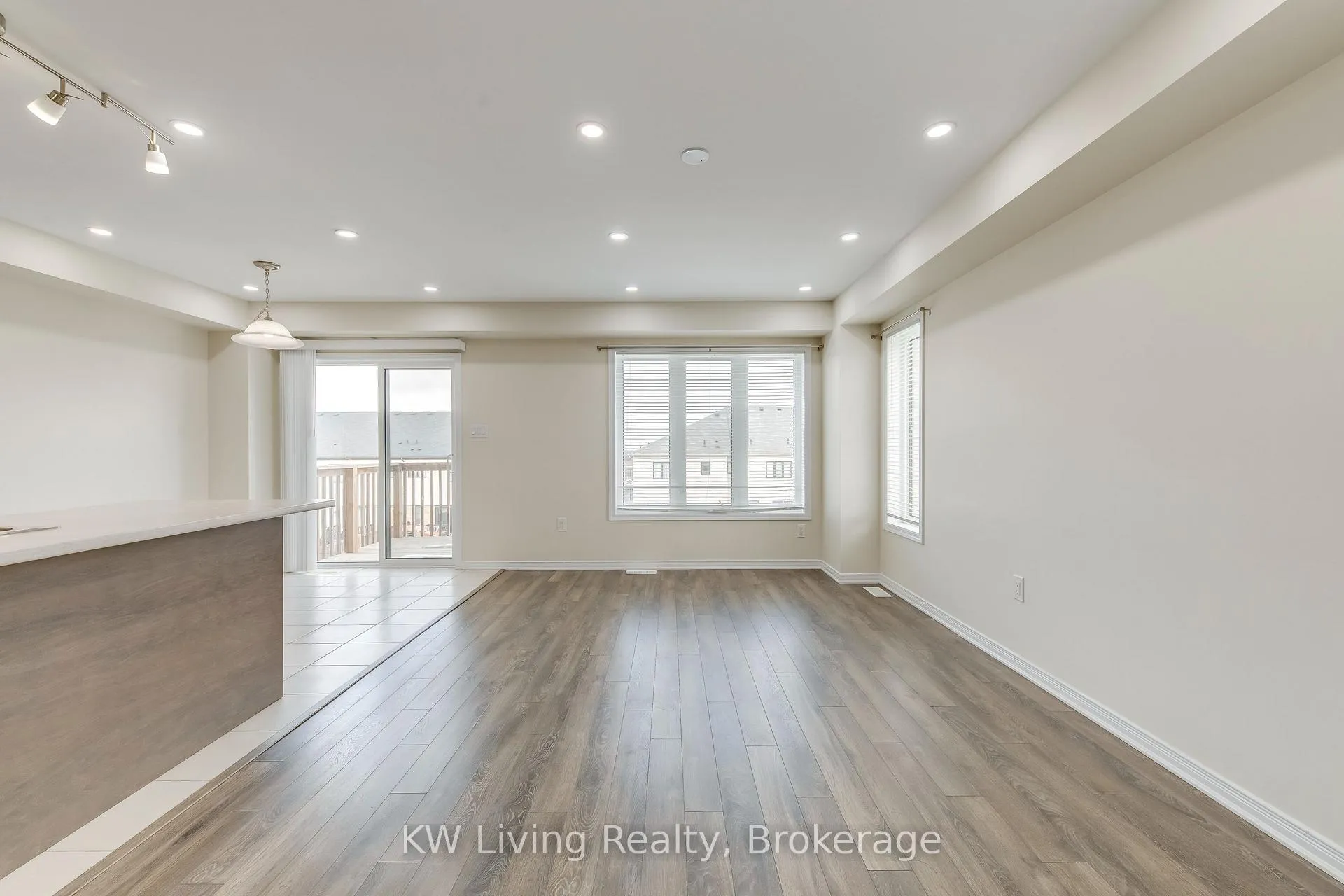 Photo 4 of Unit Upper, 17 Allcroft Court, Hamilton, Stoney Creek Mountain — HOMEH