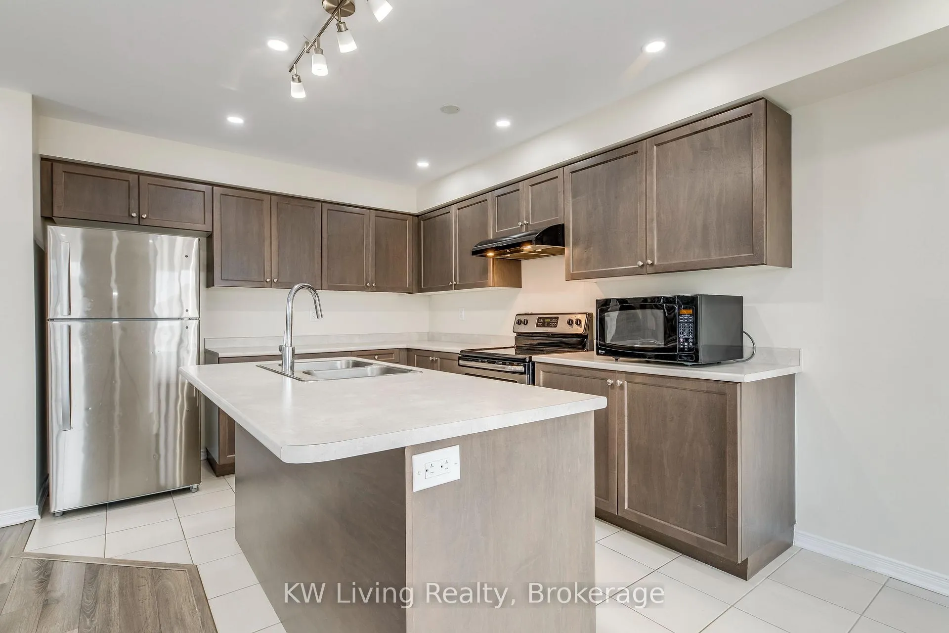 Photo 5 of Unit Upper, 17 Allcroft Court, Hamilton, Stoney Creek Mountain — HOMEH