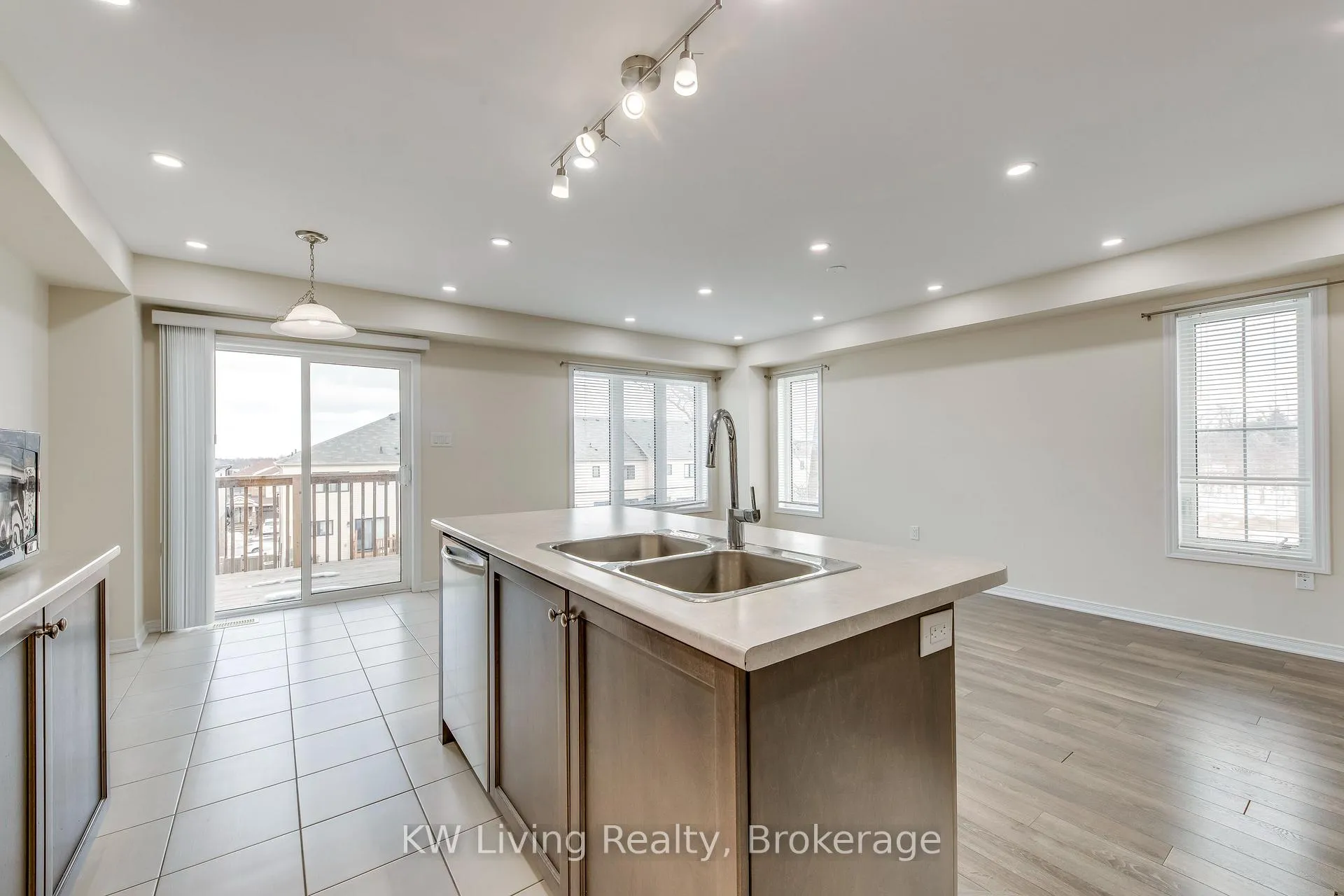 Photo 6 of Unit Upper, 17 Allcroft Court, Hamilton, Stoney Creek Mountain — HOMEH