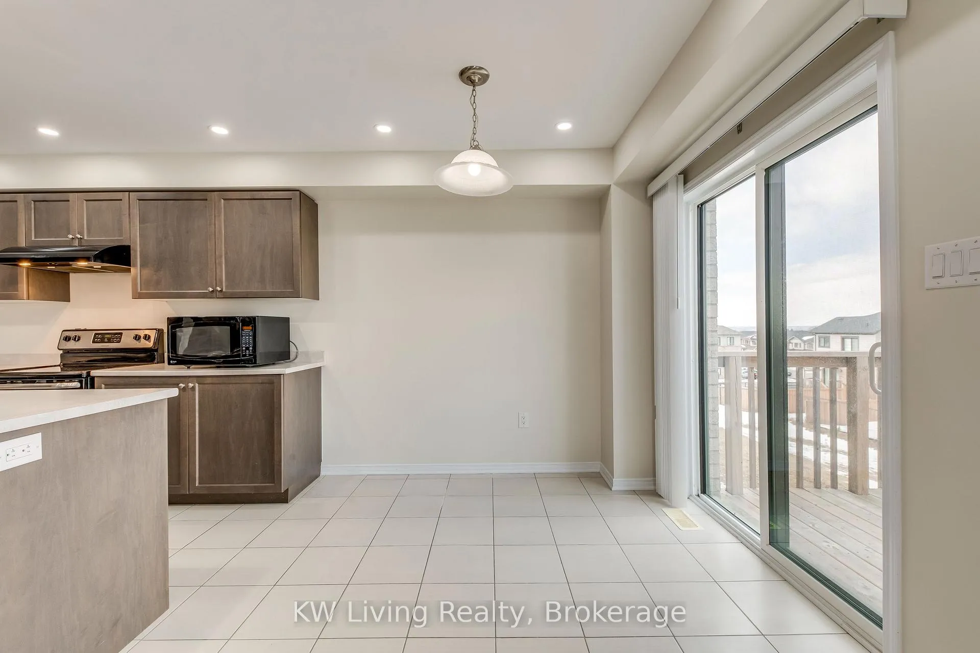 Photo 7 of Unit Upper, 17 Allcroft Court, Hamilton, Stoney Creek Mountain — HOMEH