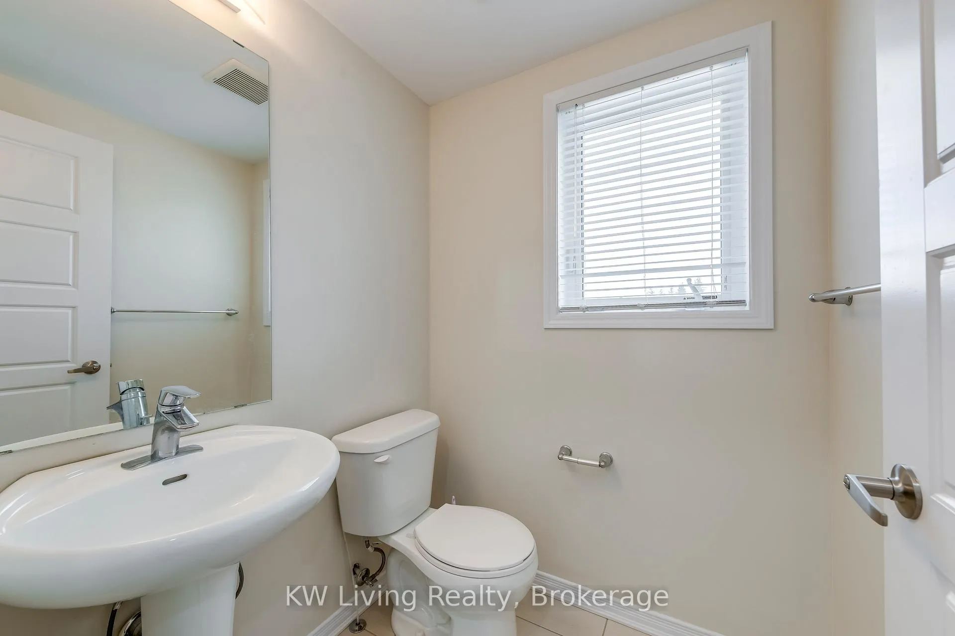 Photo 10 of Unit Upper, 17 Allcroft Court, Hamilton, Stoney Creek Mountain — HOMEH
