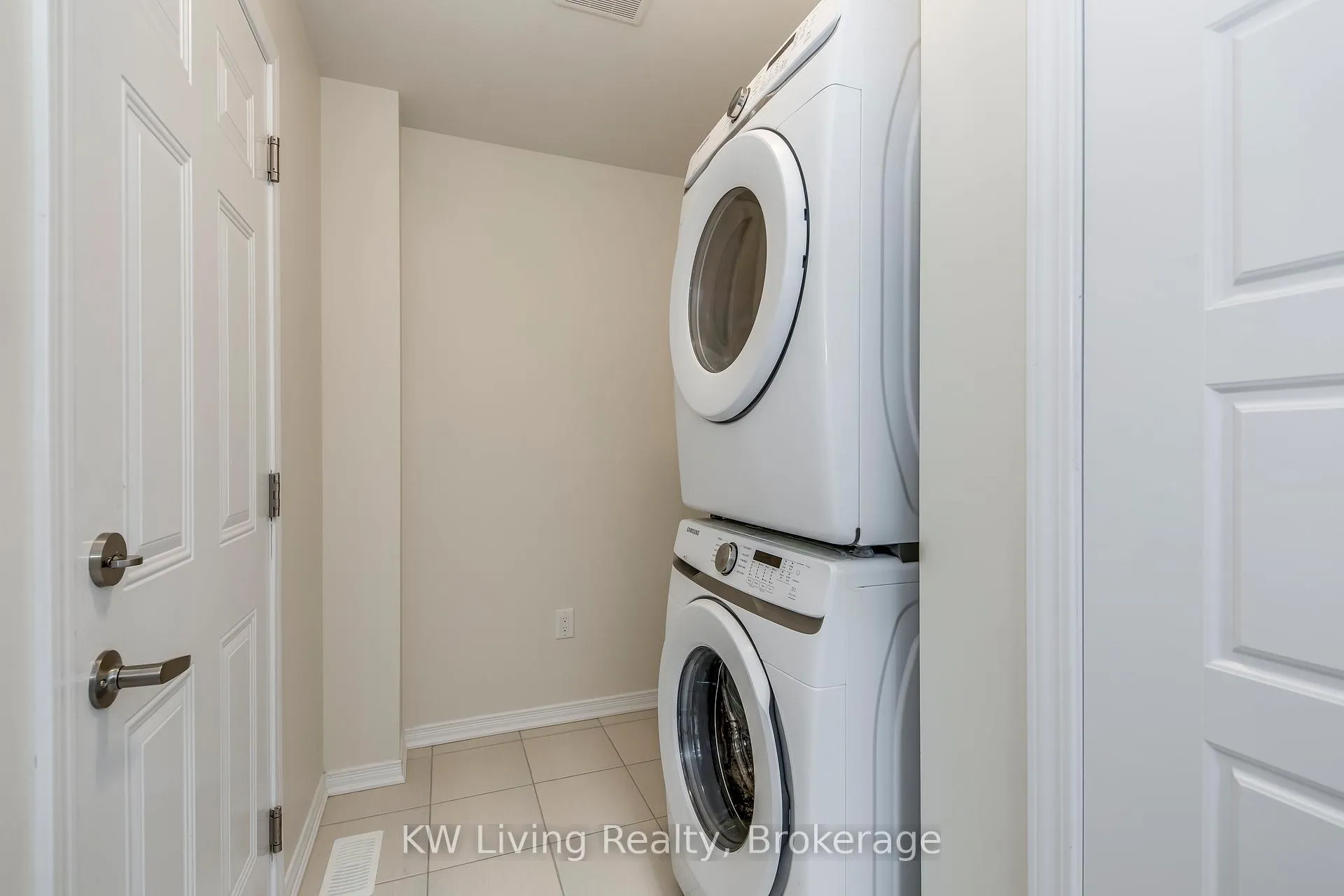 Photo 11 of Unit Upper, 17 Allcroft Court, Hamilton, Stoney Creek Mountain — HOMEH