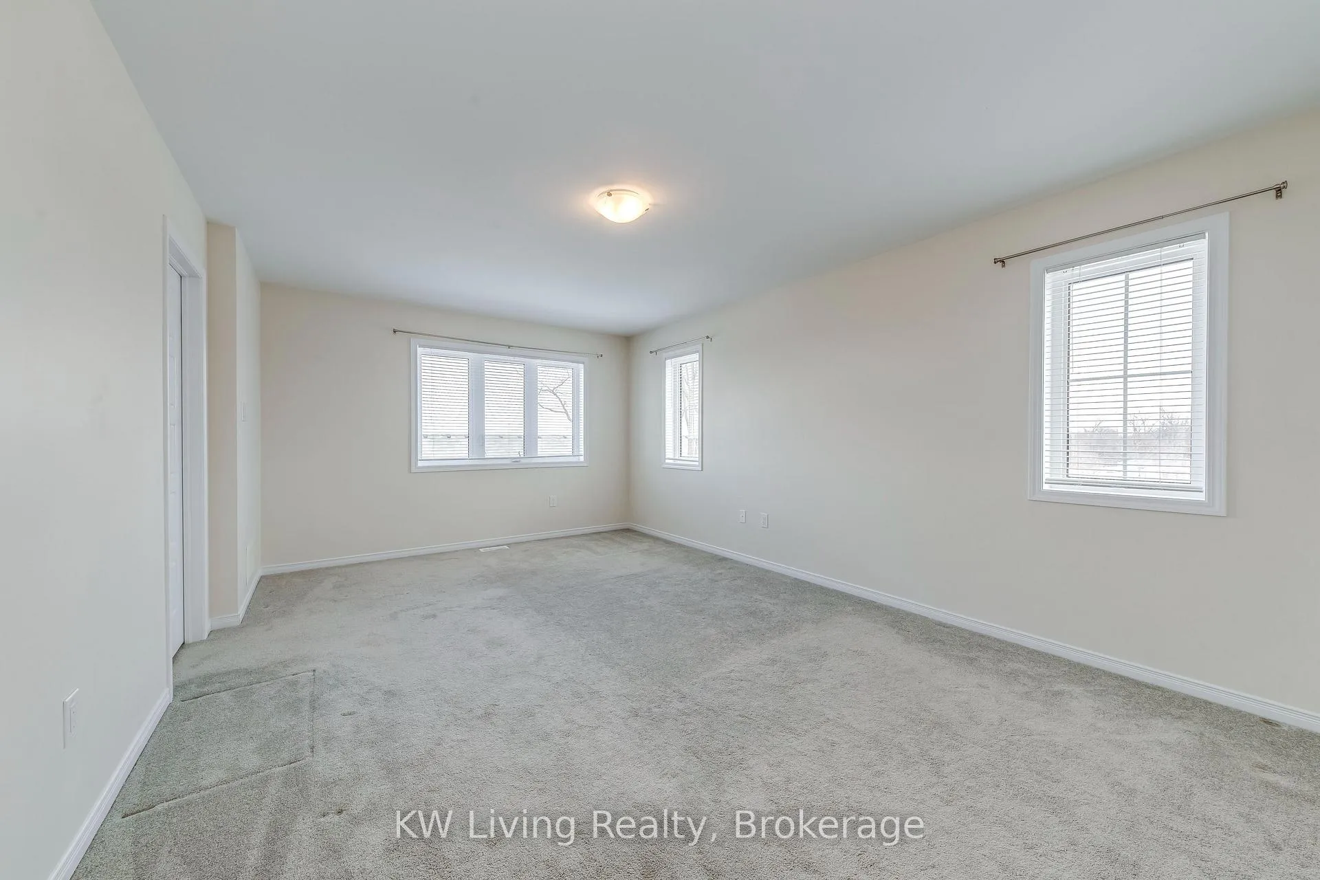 Photo 14 of Unit Upper, 17 Allcroft Court, Hamilton, Stoney Creek Mountain — HOMEH