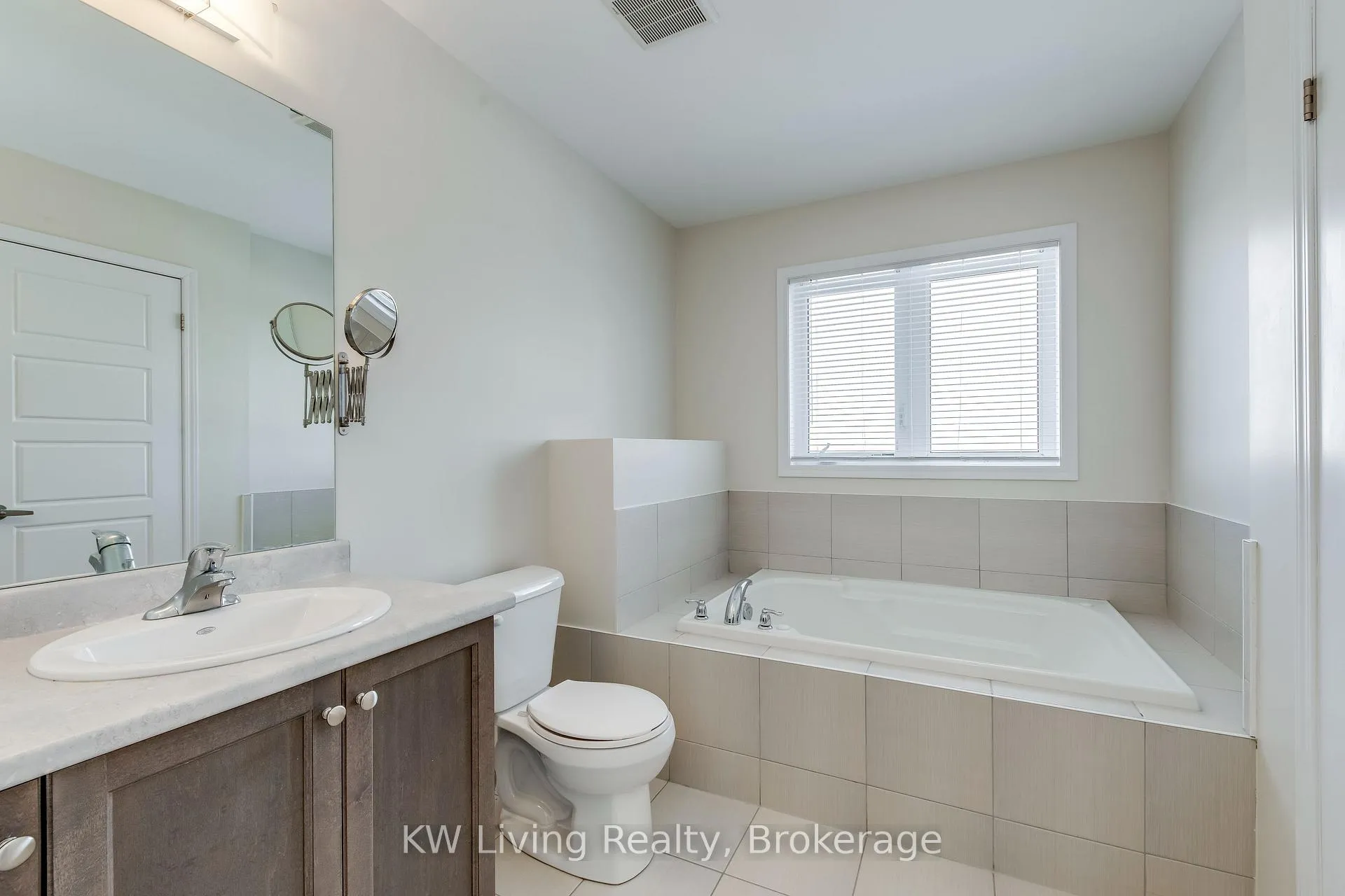 Photo 16 of Unit Upper, 17 Allcroft Court, Hamilton, Stoney Creek Mountain — HOMEH