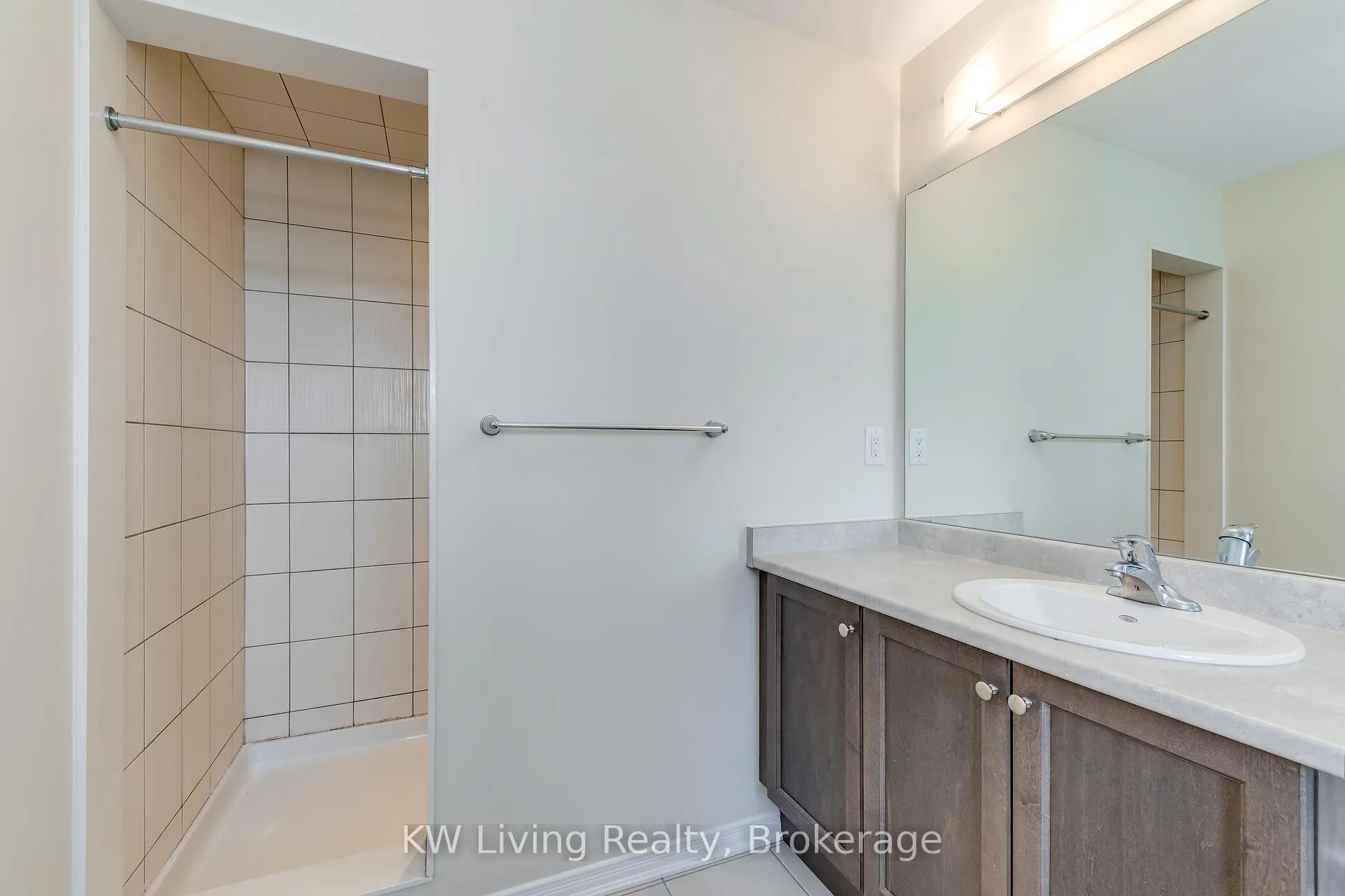Photo 17 of Unit Upper, 17 Allcroft Court, Hamilton, Stoney Creek Mountain — HOMEH