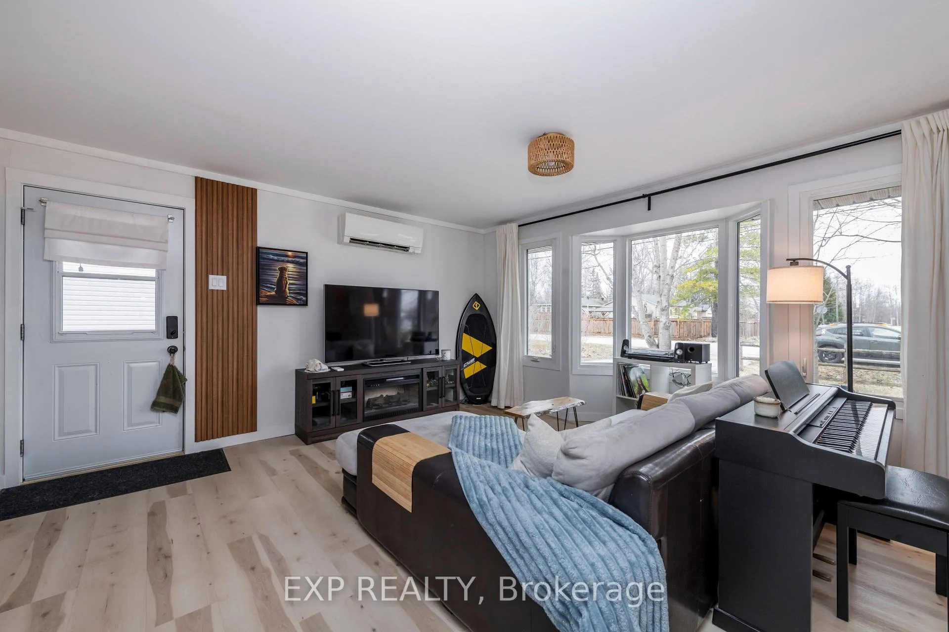 Photo 5 of 678 Rose Lane, Innisfil, Alcona — HOMEH