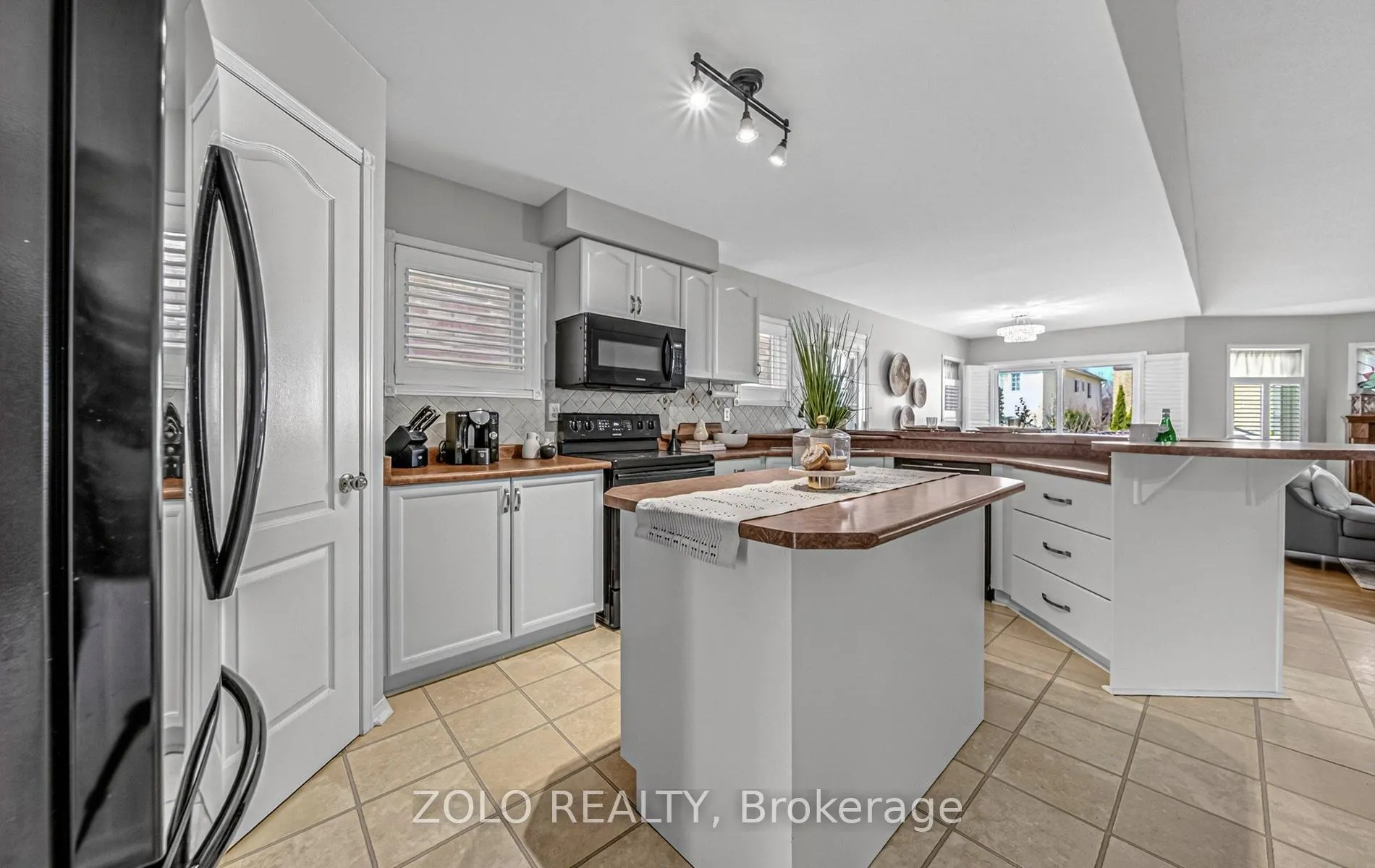 Photo 10 of 4 Sturgess Crescent, Whitby, Brooklin — HOMEH
