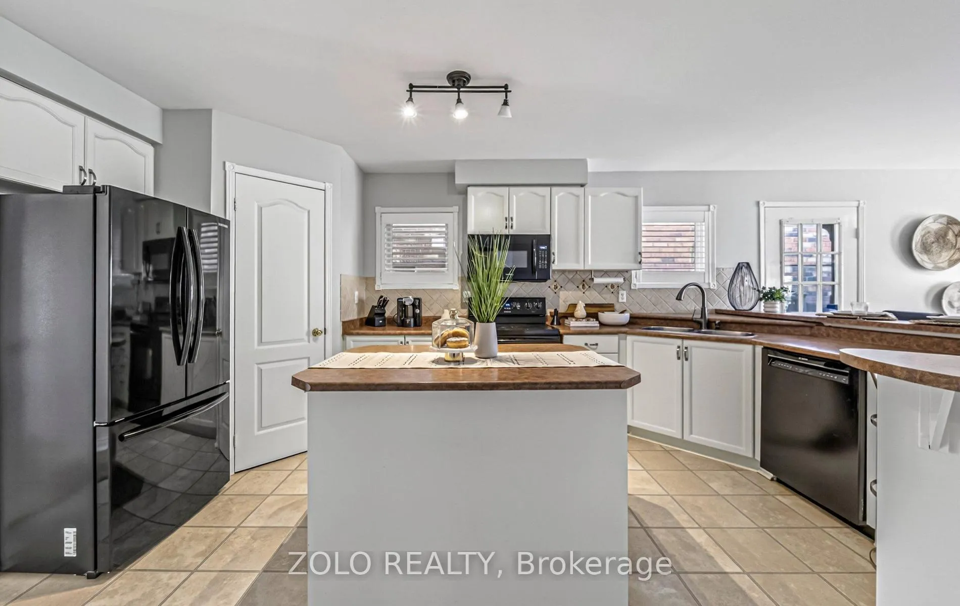 Photo 11 of 4 Sturgess Crescent, Whitby, Brooklin — HOMEH