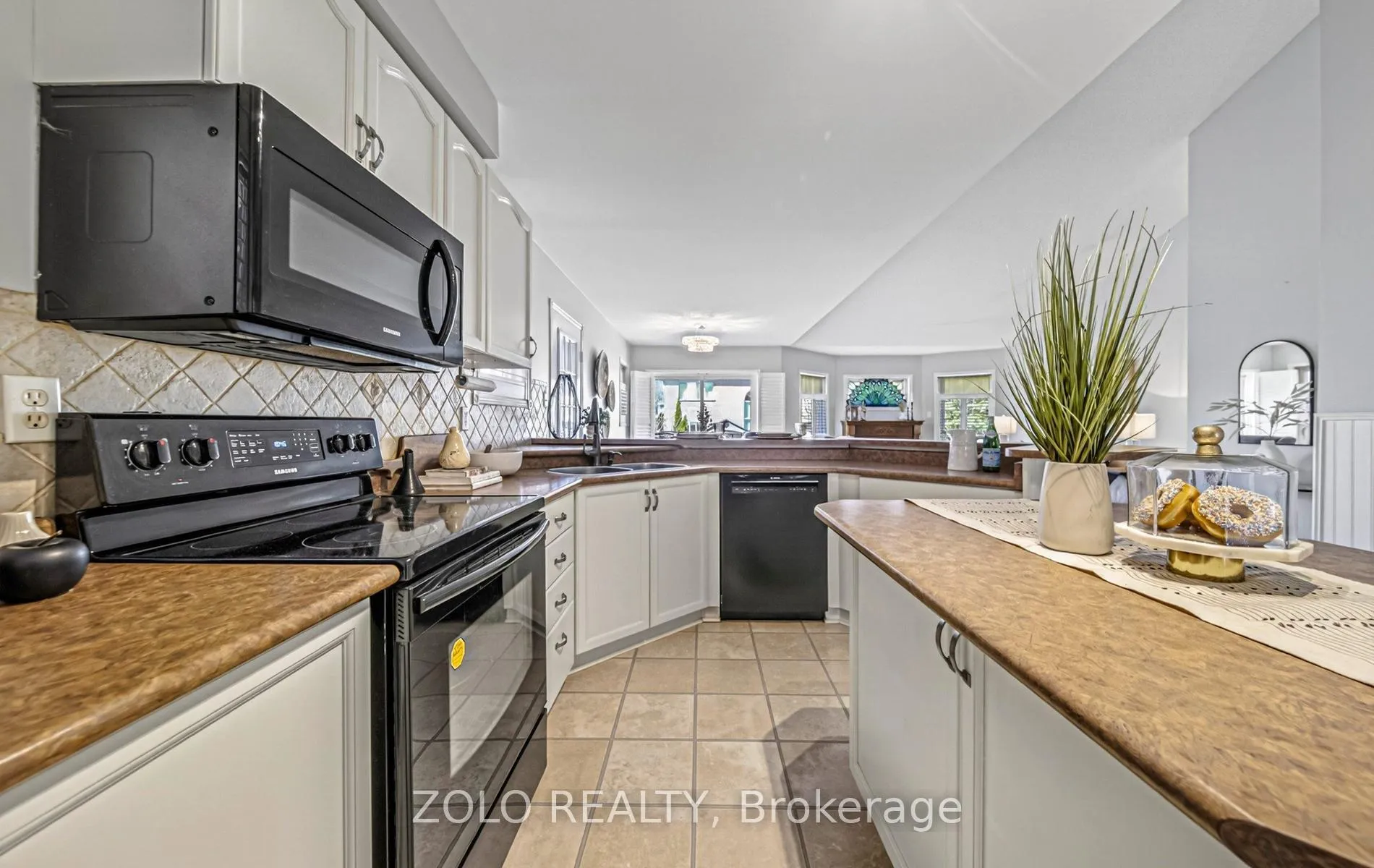 Photo 12 of 4 Sturgess Crescent, Whitby, Brooklin — HOMEH