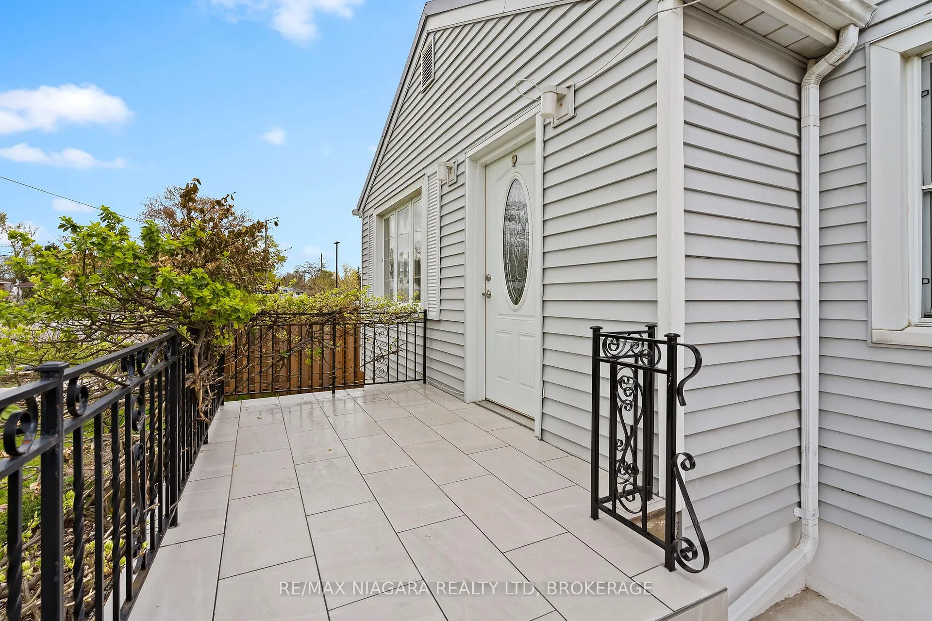 Photo 3 of 8134 Beaverdams Road, Niagara Falls, Ascot — HOMEH