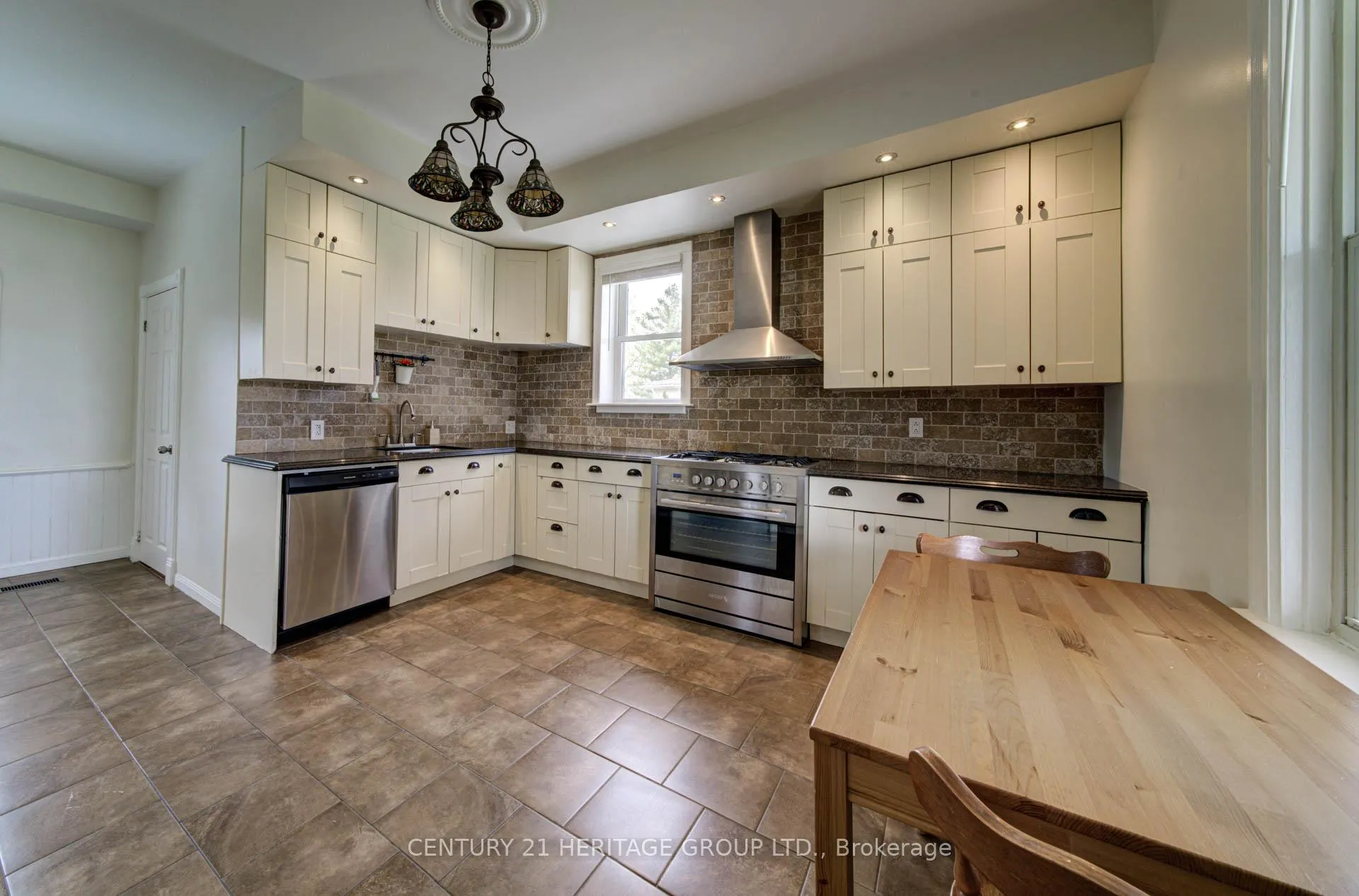 Photo 4 of 2107 Victoria Street, Innisfil, Stroud — HOMEH