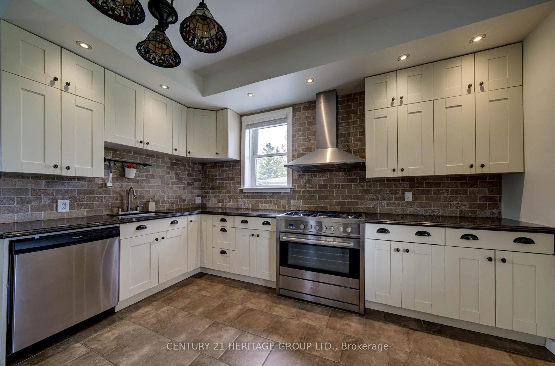 Photo 5 of 2107 Victoria Street, Innisfil, Stroud — HOMEH
