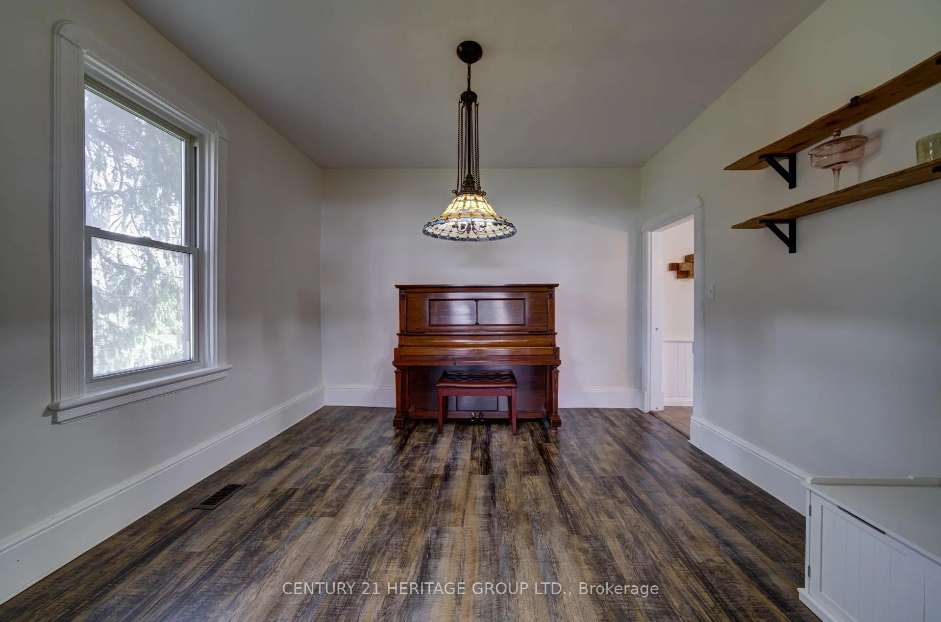 Photo 8 of 2107 Victoria Street, Innisfil, Stroud — HOMEH