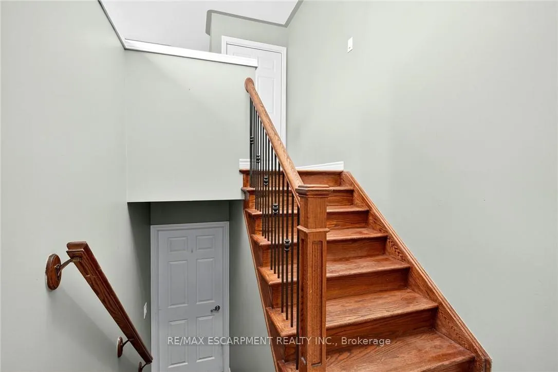 Photo 4 of 133 Grantham Avenue, St. Catharines, E. Chester — HOMEH